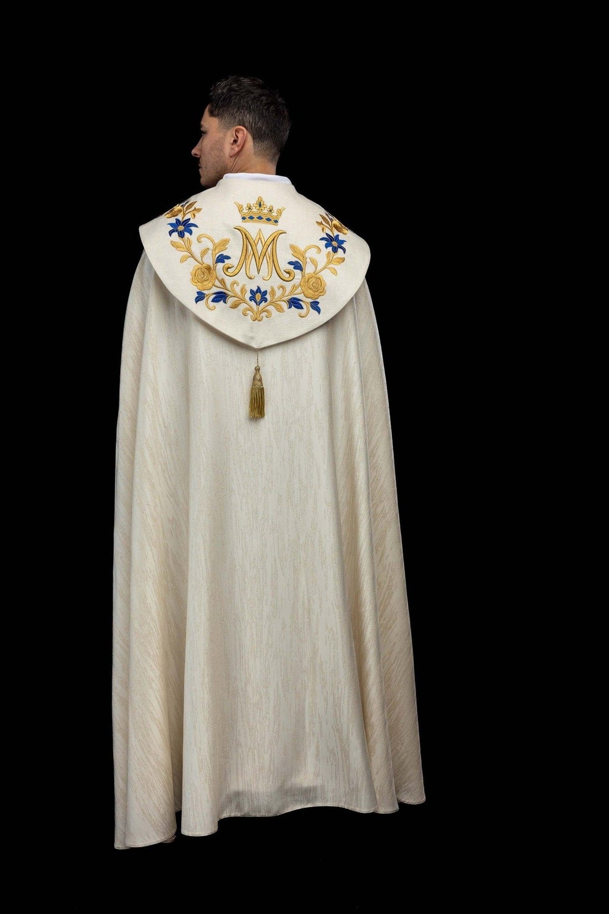Capa de asperges vista traseira, com símbolo mariano, flores bordadas e borla dourada