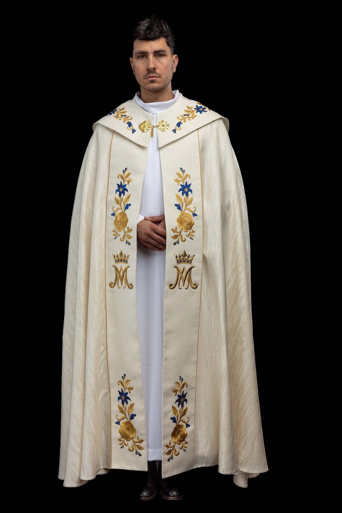 Capa de asperges bordada com símbolo mariano na cor marfim ecru, vista frontal, com flores azuis e douradas