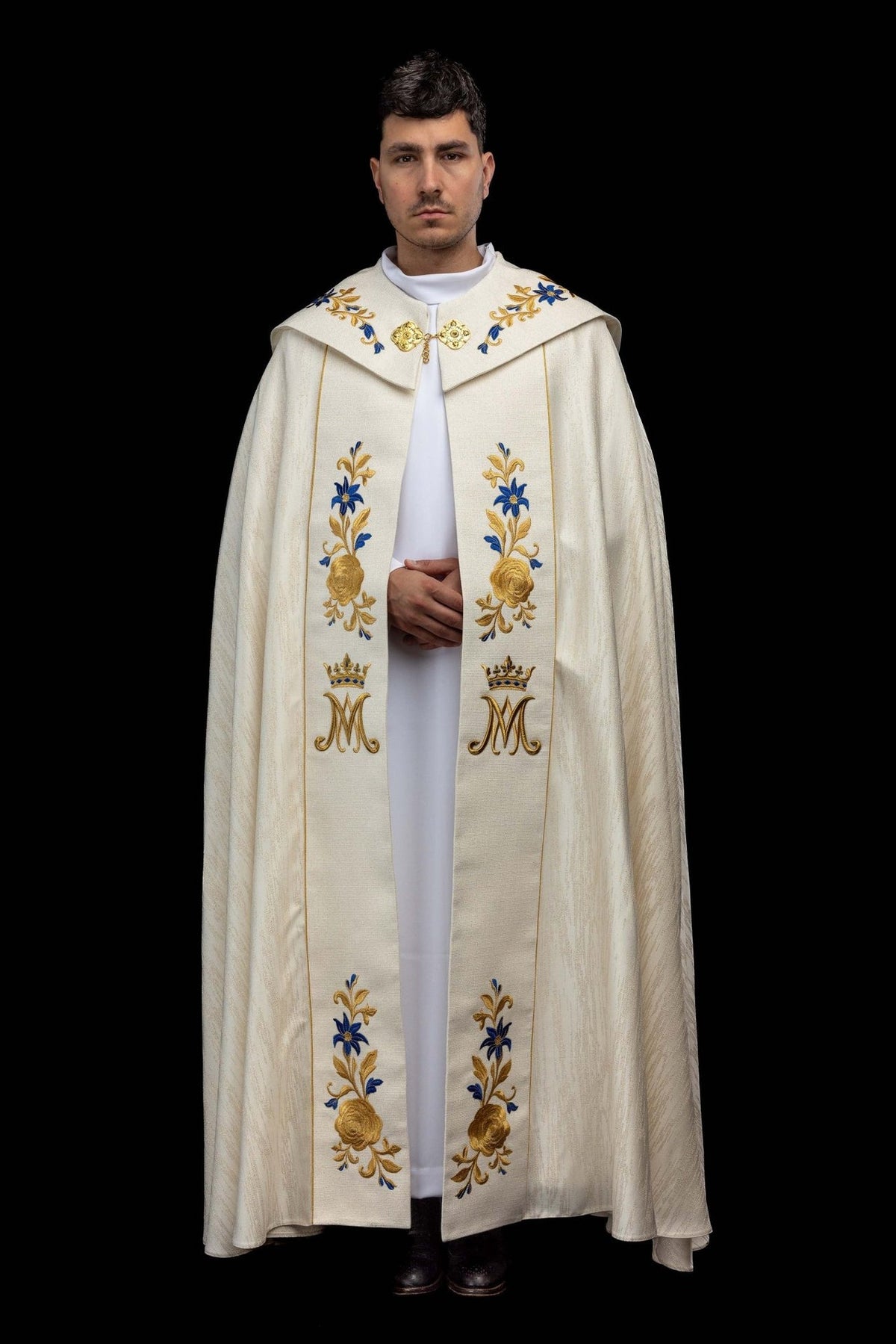 Capa de asperges marfim ecru vista frontal, com bordado floral azul e dourado nas faixas