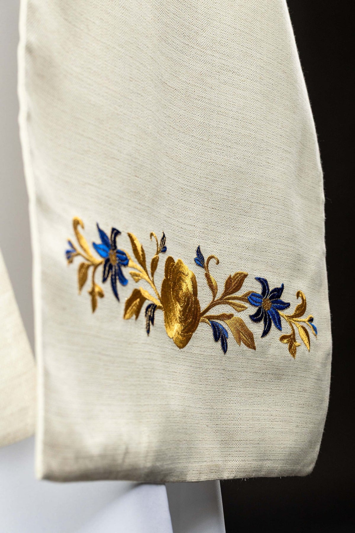 Véu umeral marfim com faixa floral bordada em dourado e azul na extremidade