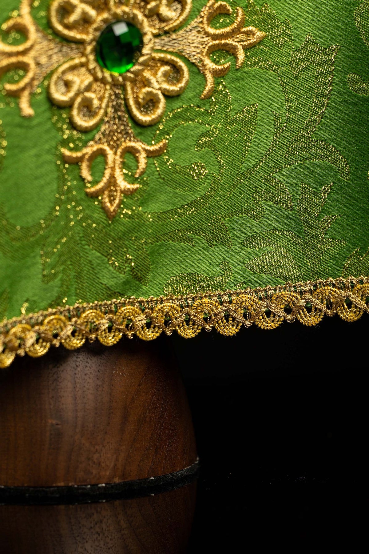 Véu de cálice com detalhe do bordado, pedra verde e acabamento dourado