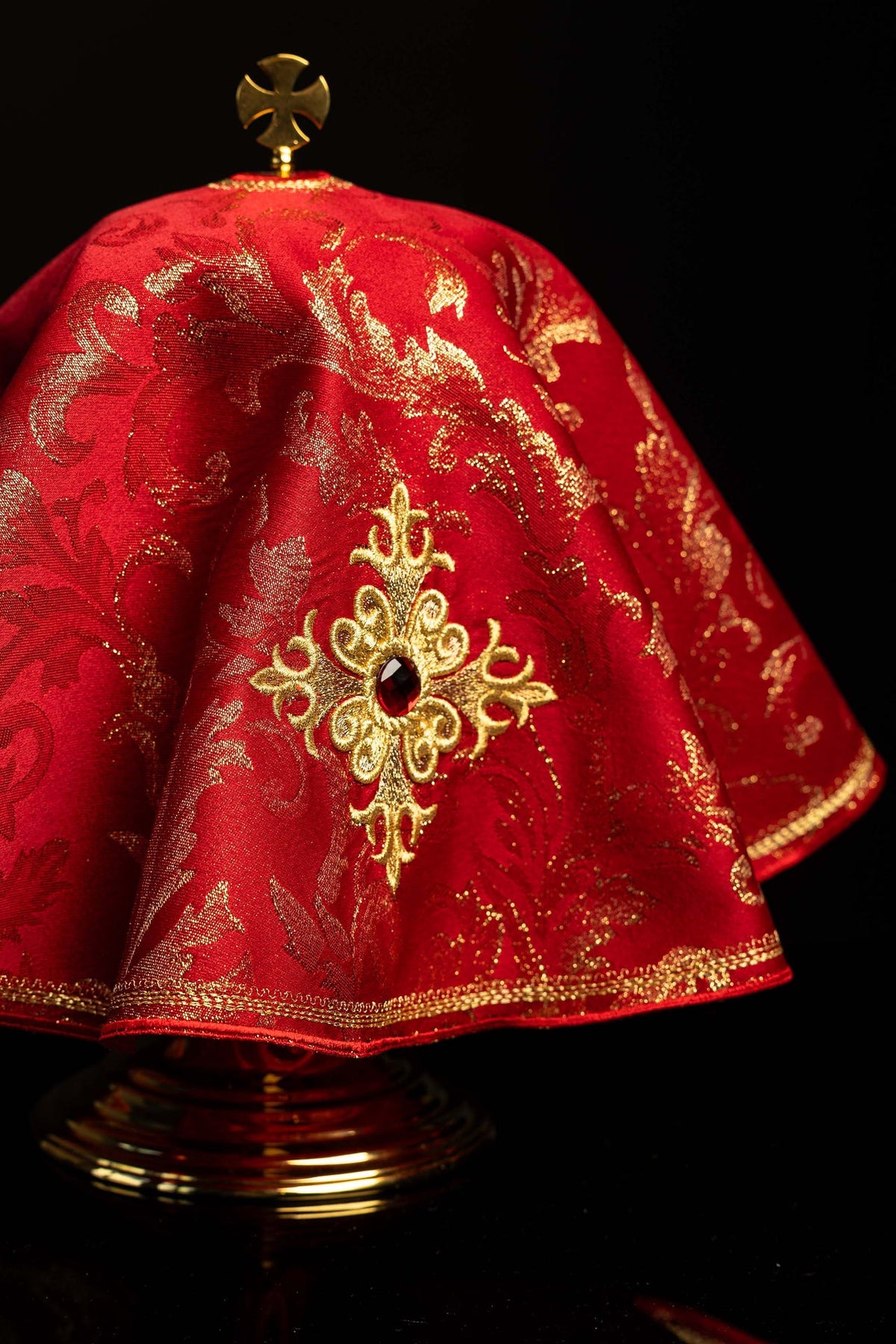 Véu de âmbula vermelho, vista lateral com cruz bordada, pedra decorativa e acabamento dourado
