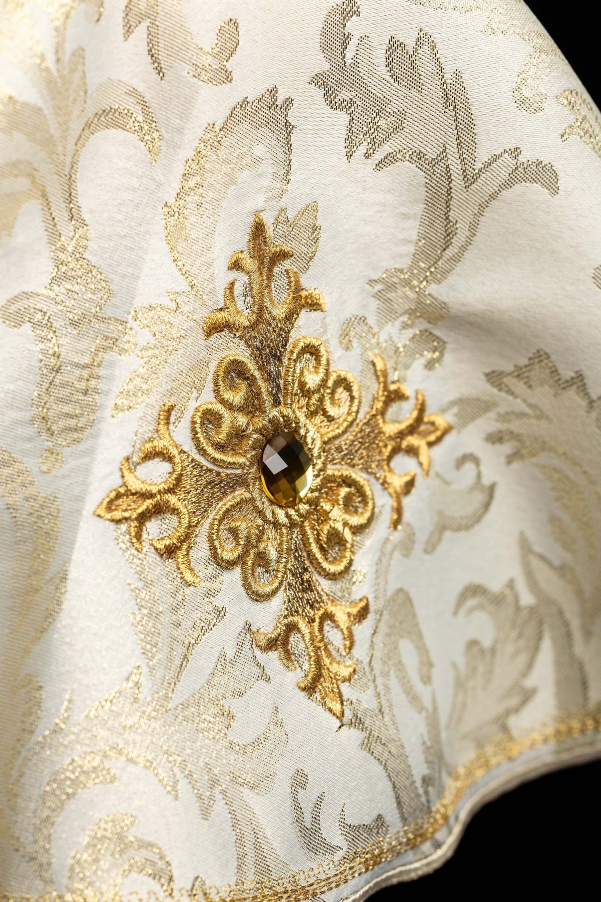Véu de âmbula em marfim ecru, close-up do bordado dourado com cruz