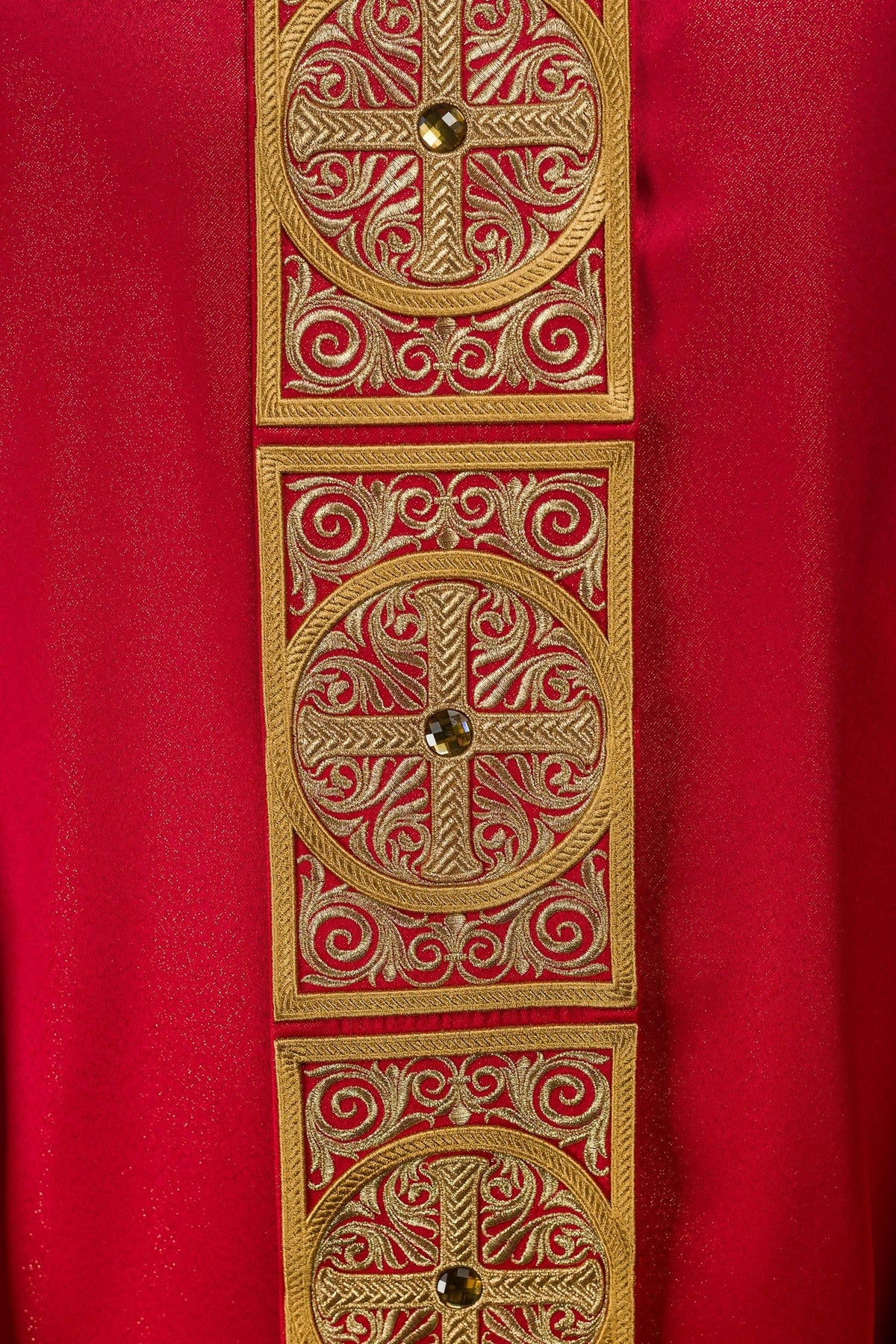 Casula vermelha bordada, detalhe lateral da faixa frontal e manga