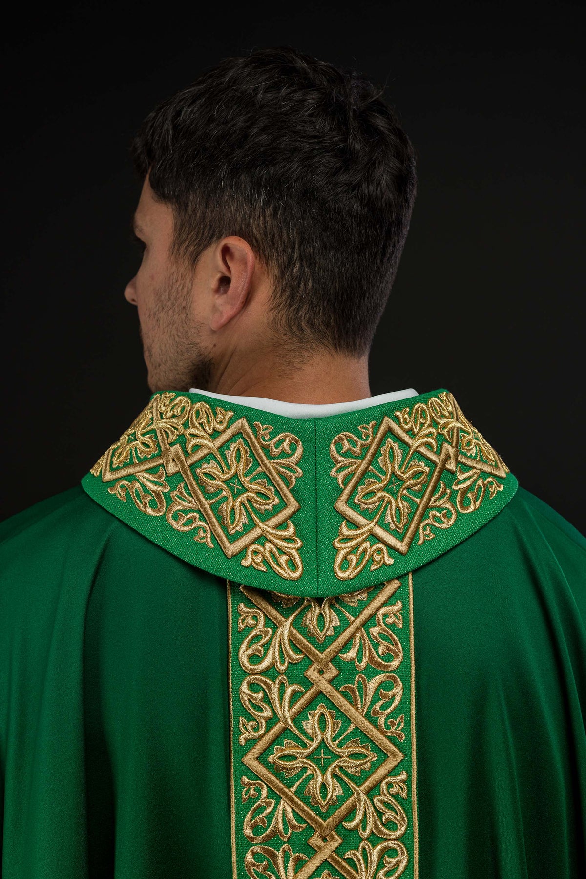 Casula verde vista traseira completa, com faixa bordada e acabamento dourado nas bordas