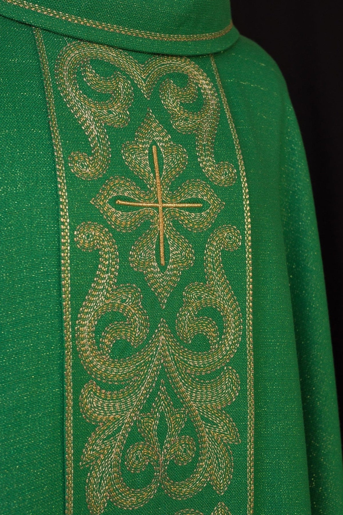 Casula Verde Ricamente Bordada com Cruzes em close-up, com gola dobrada e bordado dourado