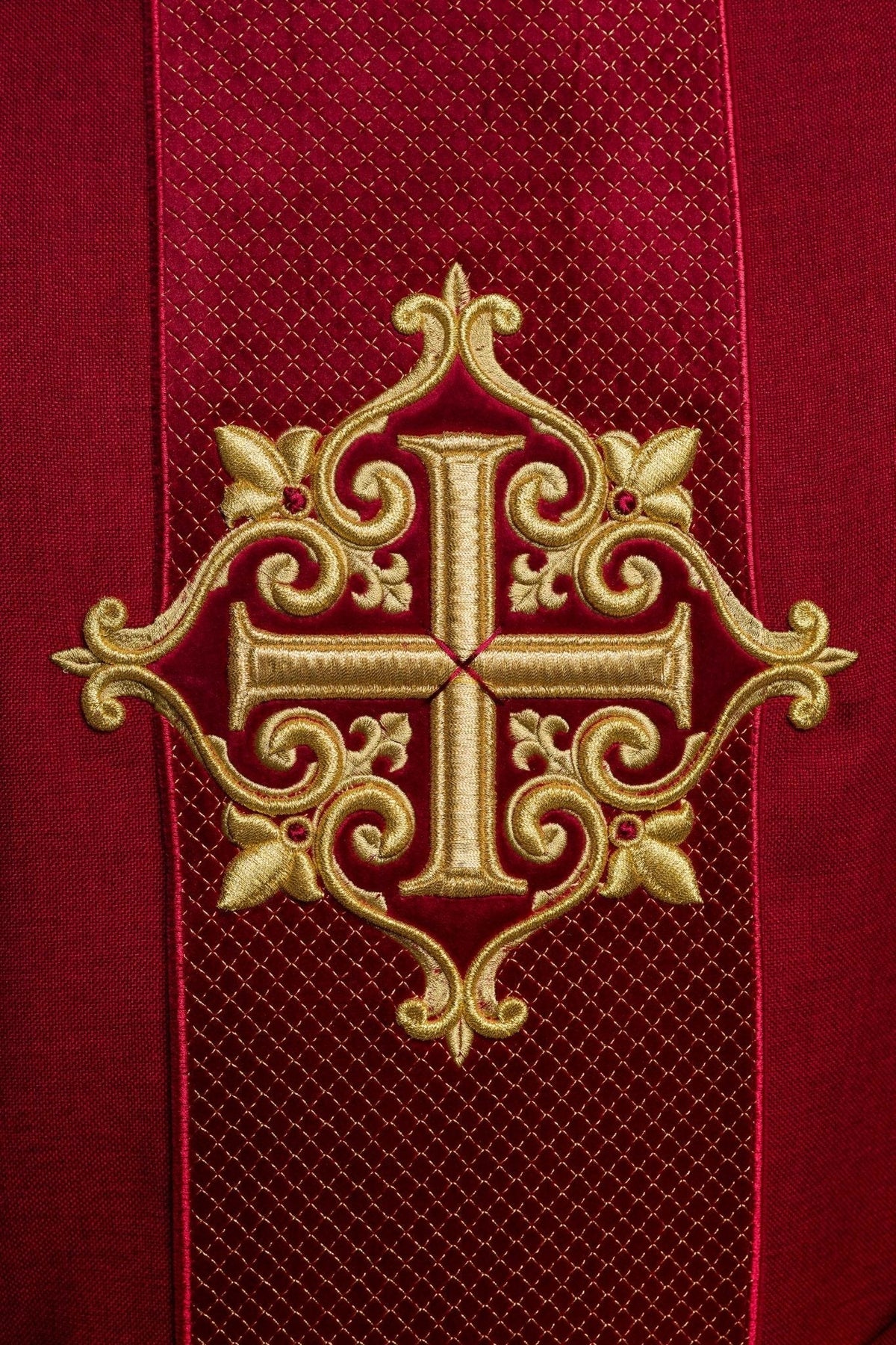 Casula de veludo vermelha, close-up frontal da cruz dourada bordada