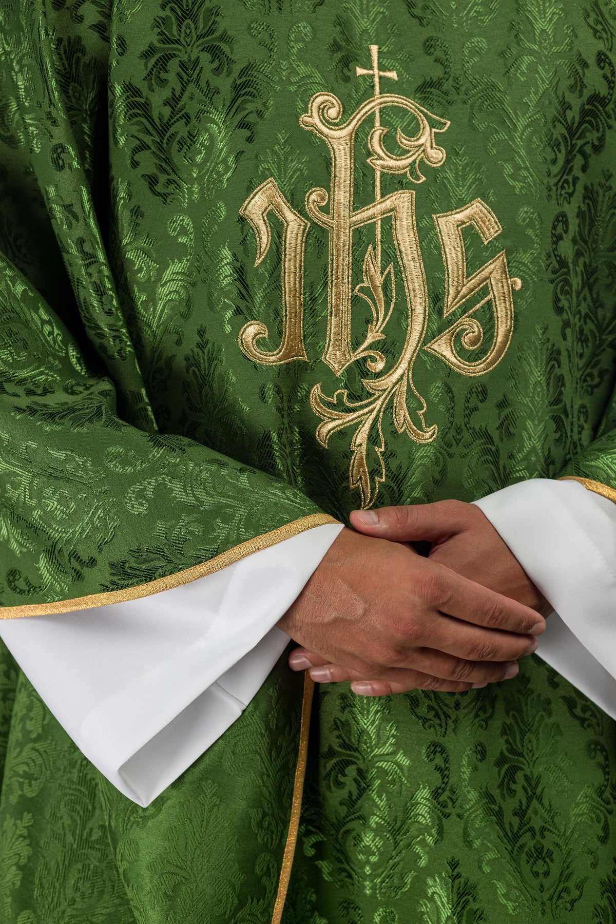 Casula verde com monograma IHS bordado e acabamento dourado nas bordas