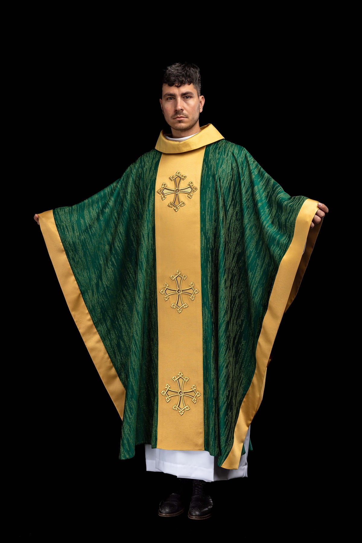 Casula verde com faixa ornamental dourada e três cruzes bordadas vista de frente