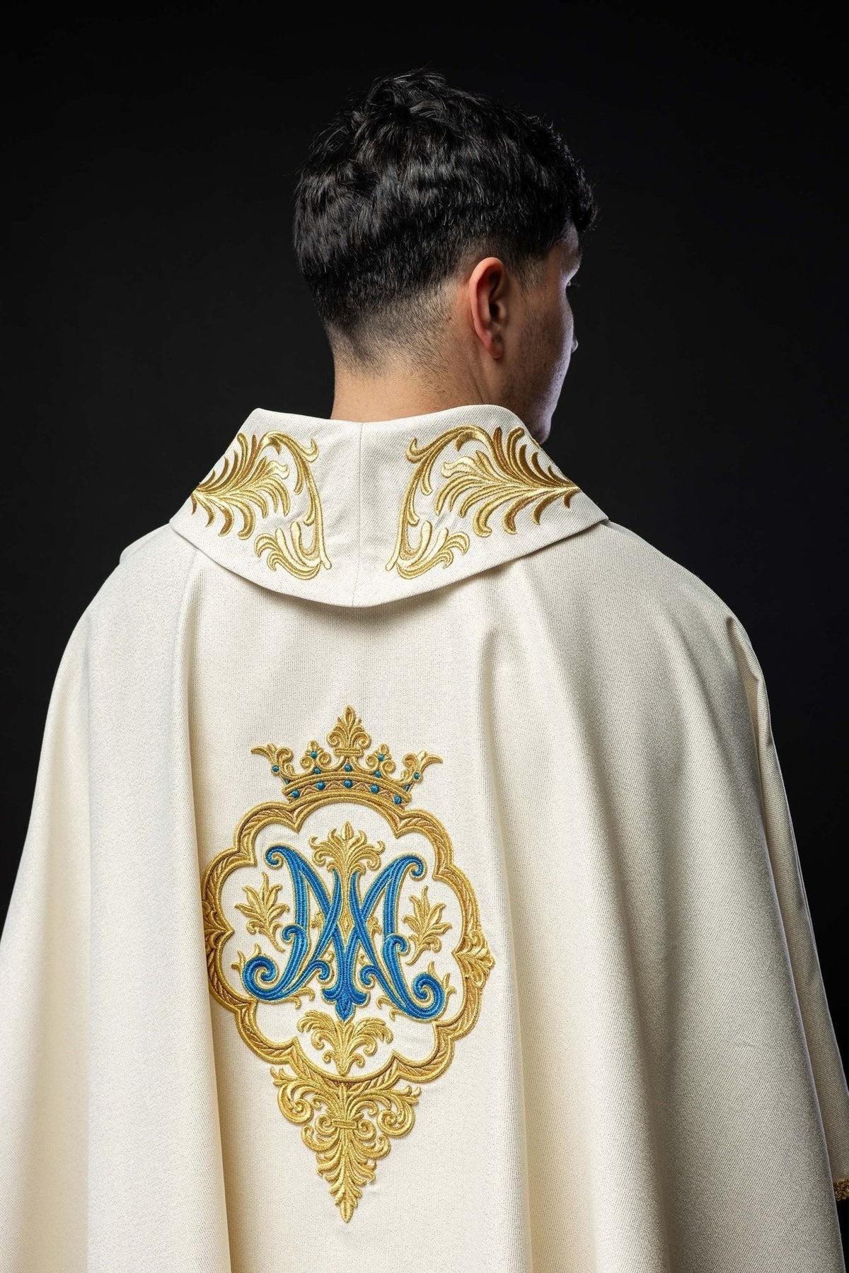 Casula mariana marfim ecru vista posterior, com brasão azul e dourado e colarinho bordado