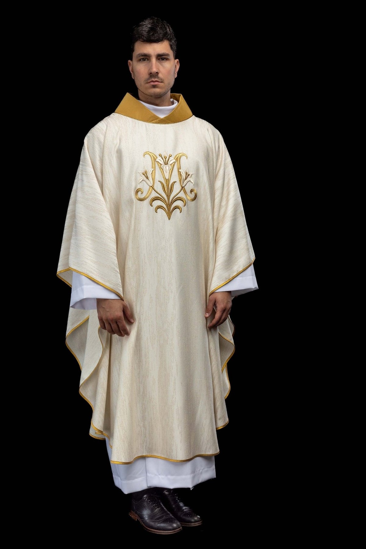 Casula mariana marfim ecru vista frontal completa, com motivo de lírios e viés dourado