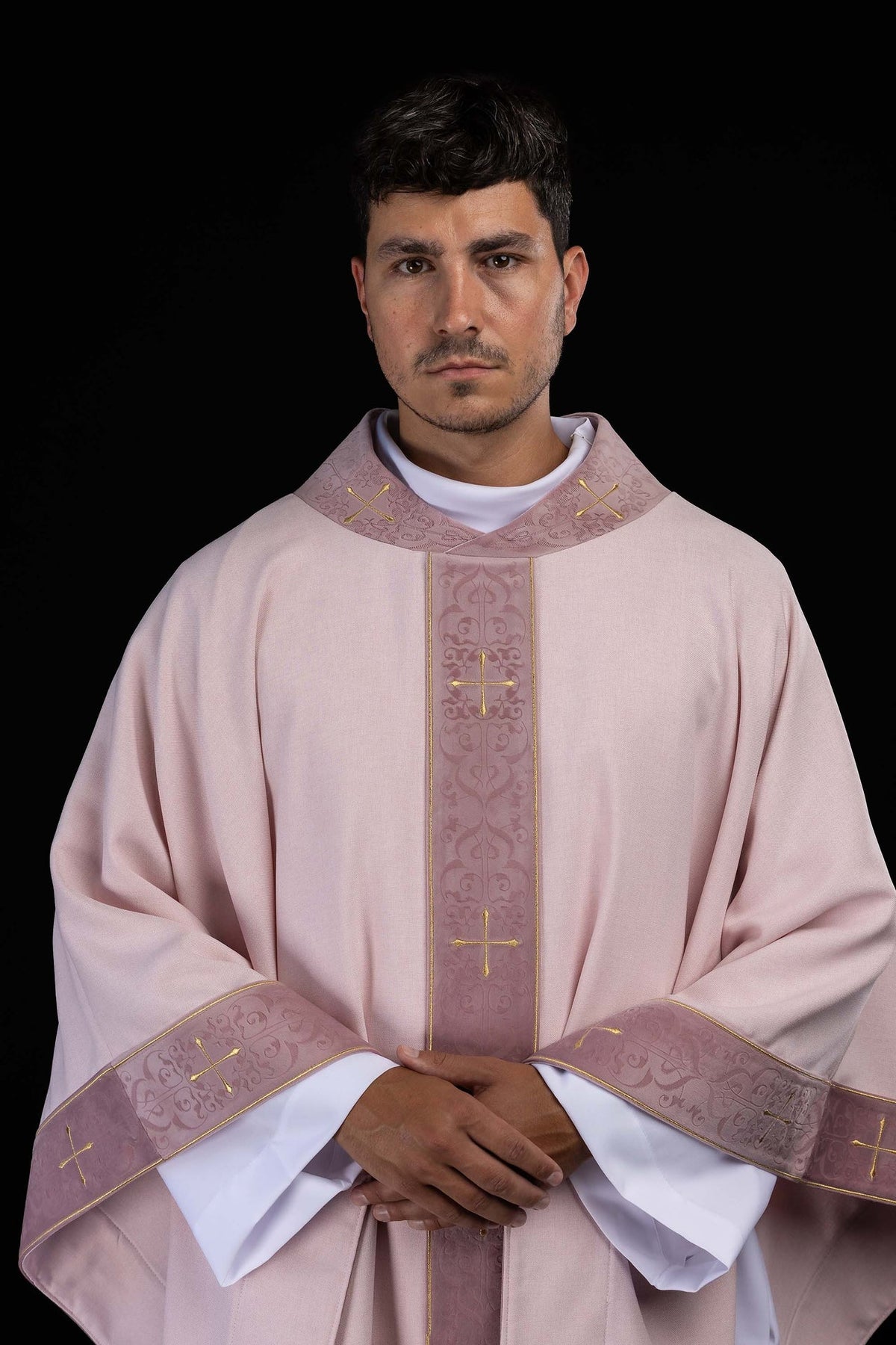 Casula rosa com galão bordado e gola com cruzes, vista frontal vestida