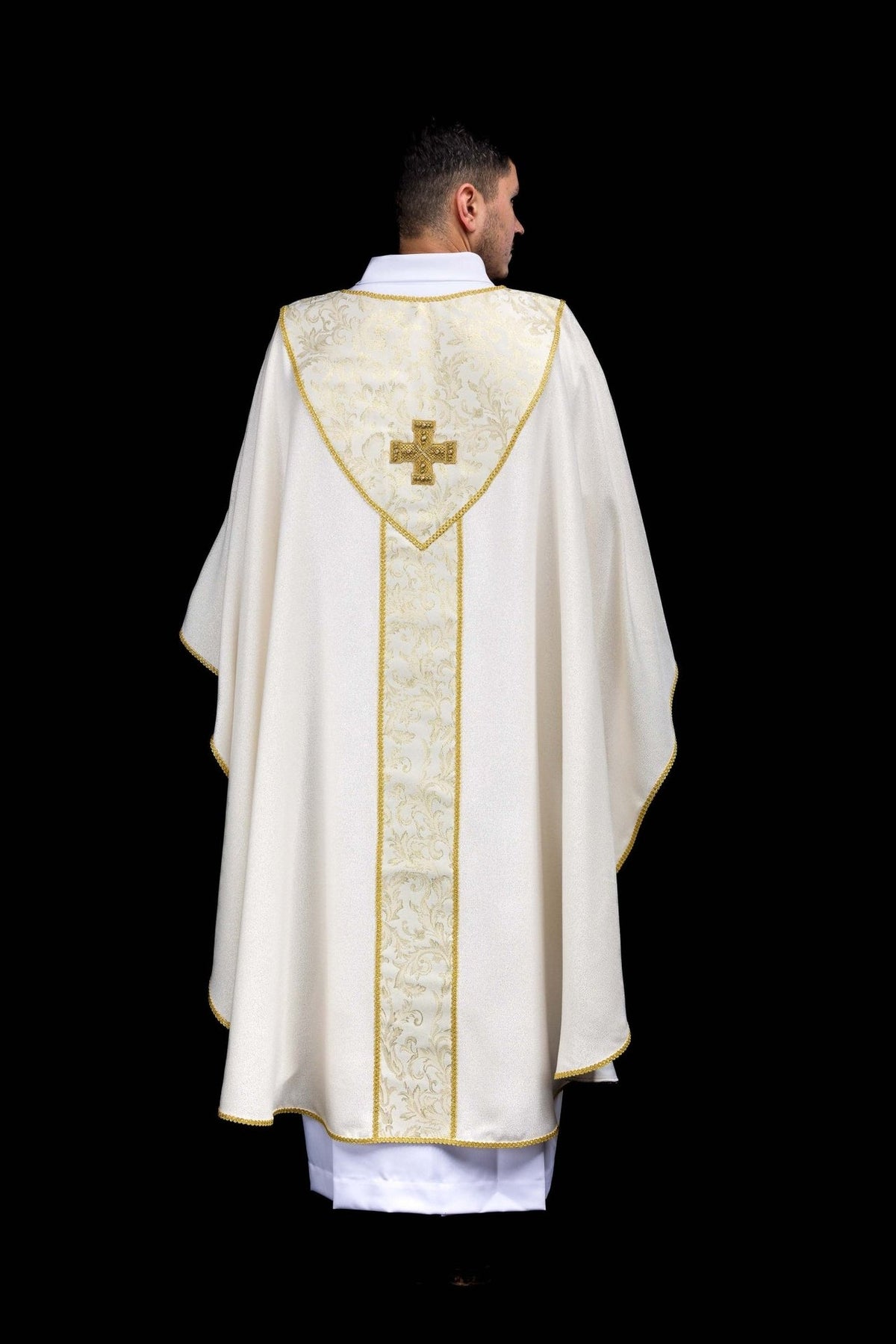 Casula marfim ecru com cruz dourada e faixa de jacquard, vista posterior