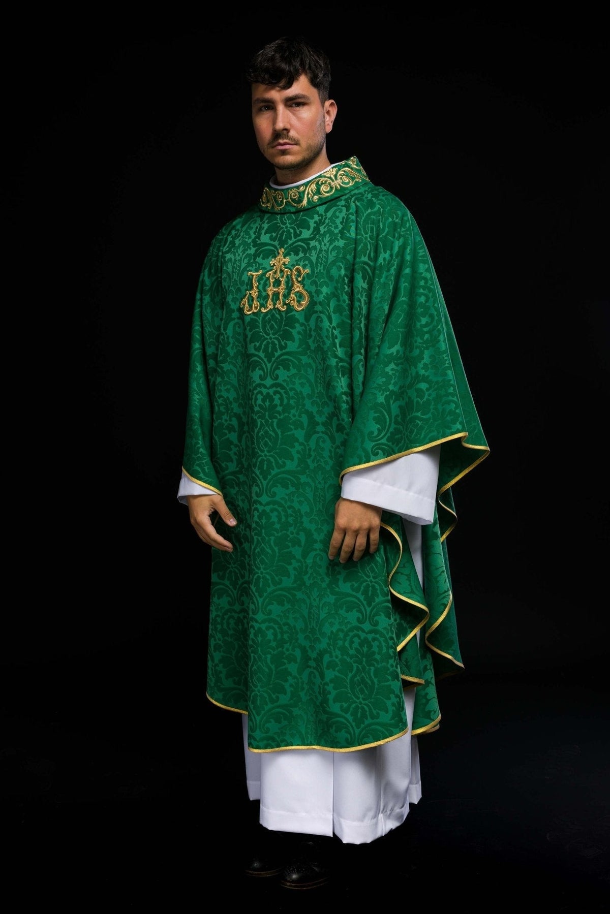 Casula verde ornamental, vista lateral com acabamento dourado nas bordas