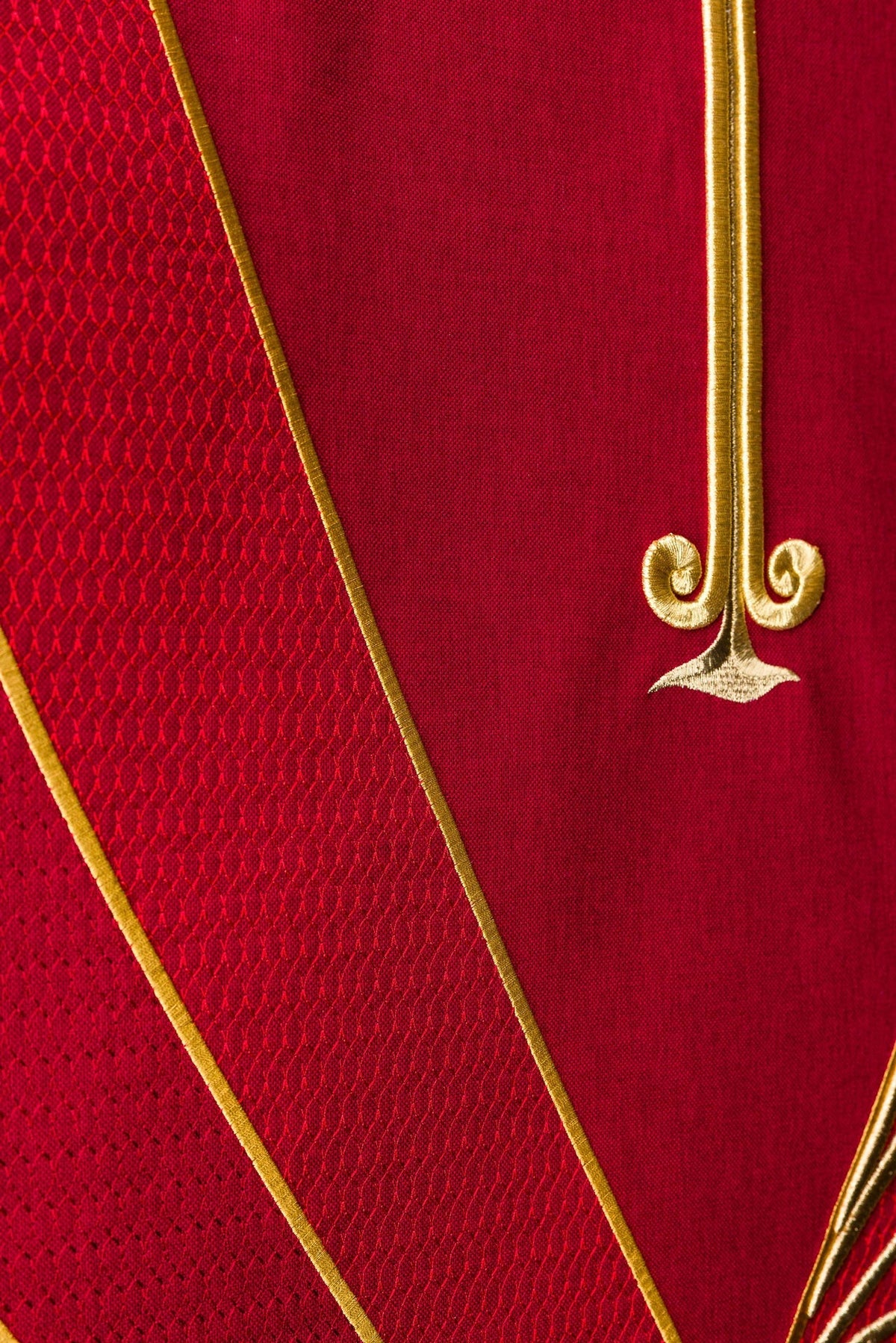 Pano para ambão vermelho com detalhe do acabamento dourado e tecido texturizado