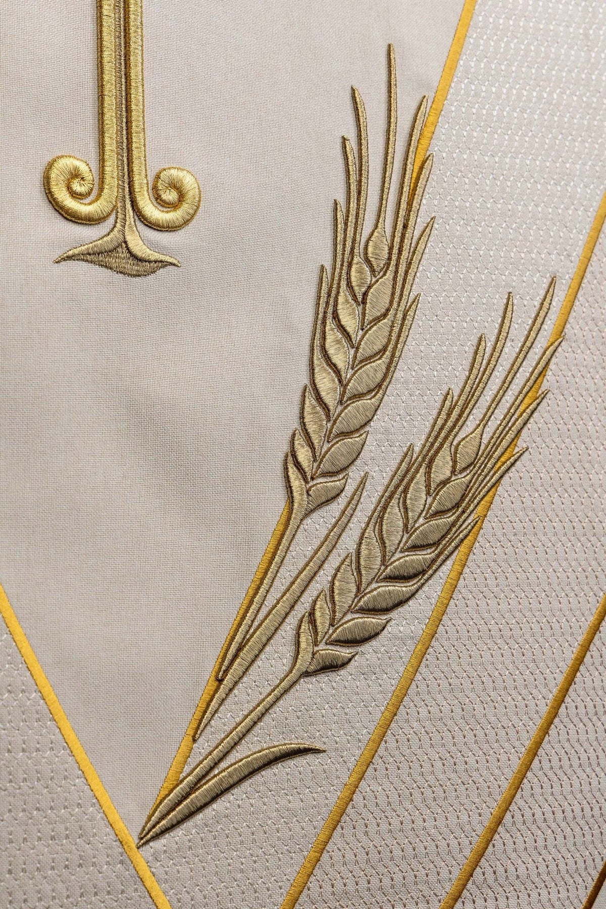 Toalha de ambão com close-up das espigas bordadas em dourado