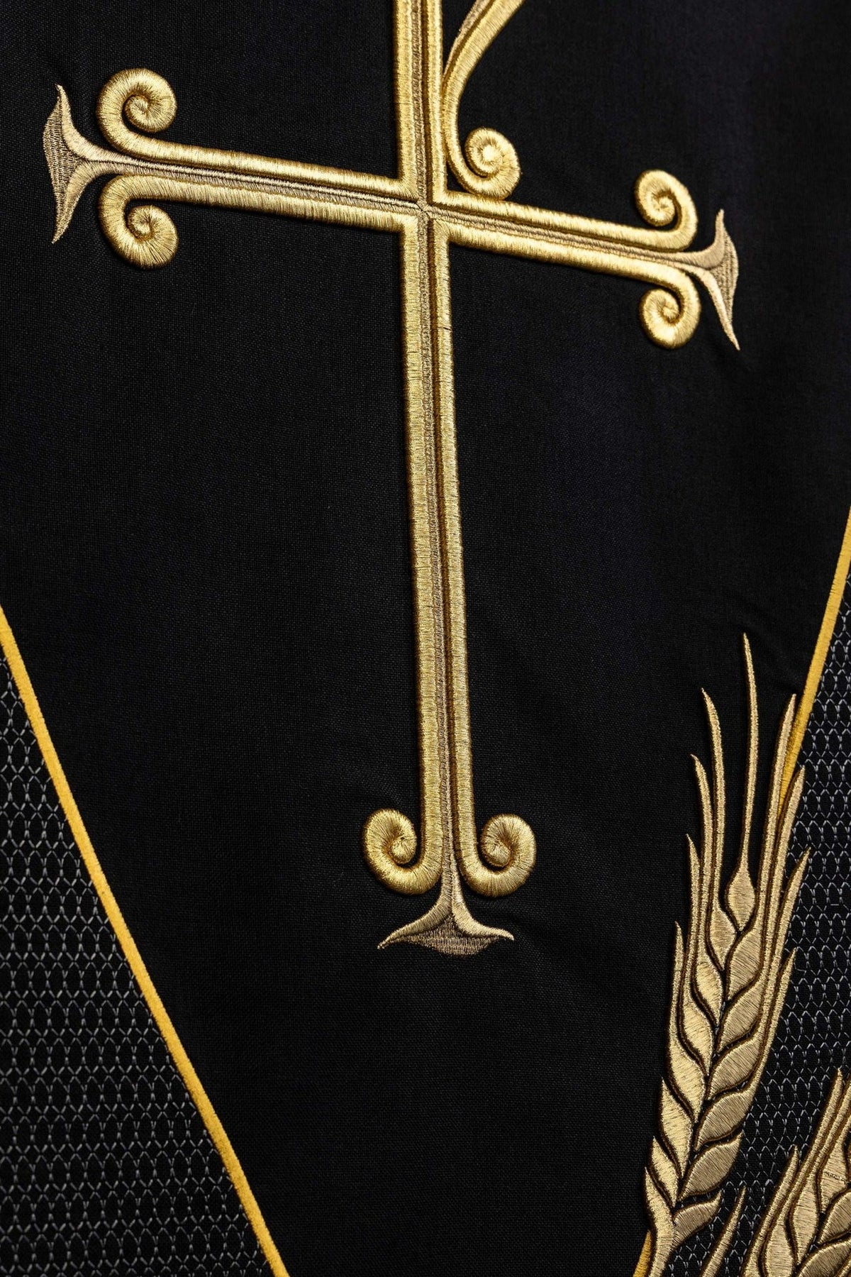Toalha de ambão preta em detalhe, mostrando a cruz bordada em dourado
