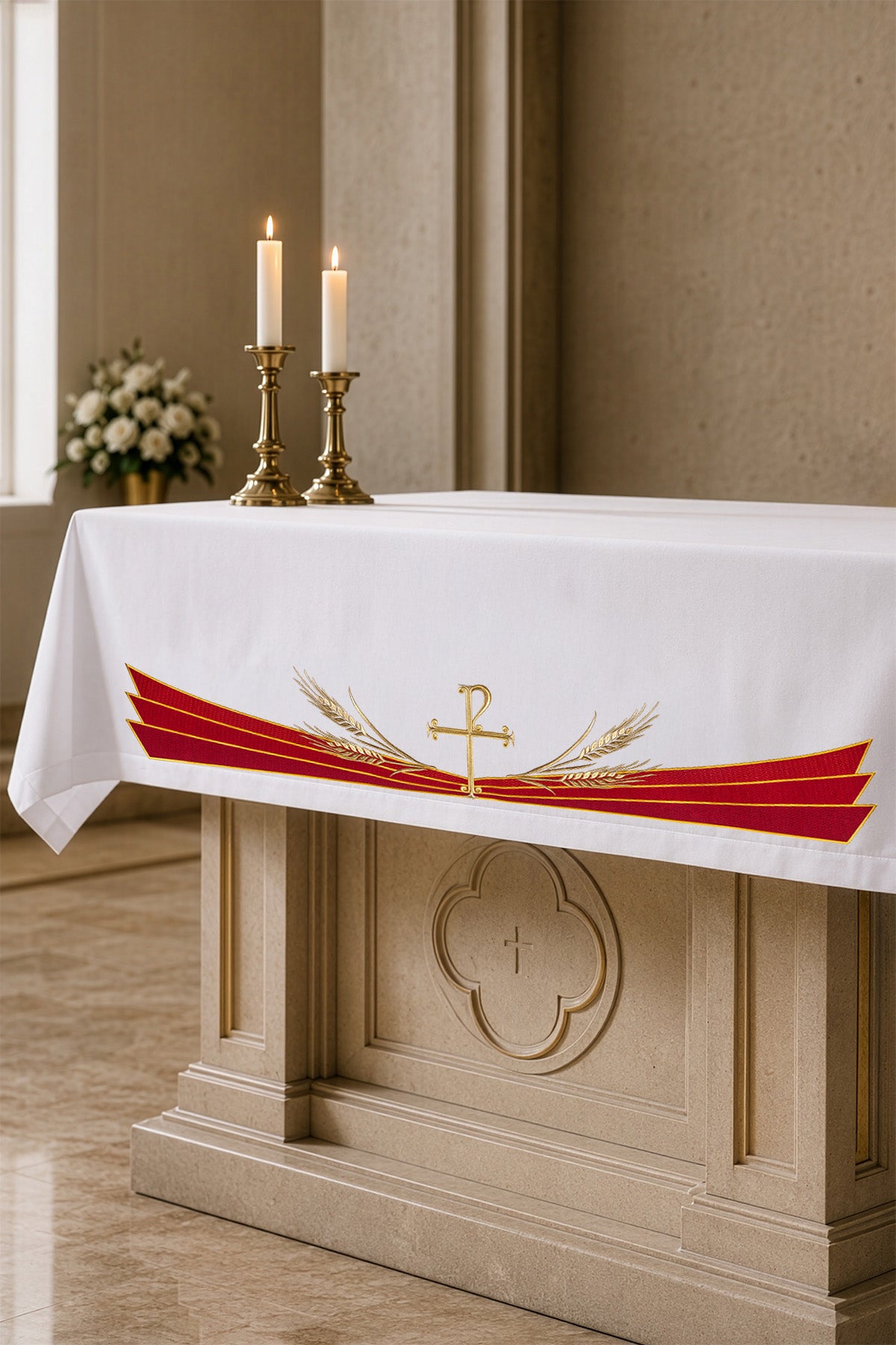 Toalha de altar com símbolo PAX bordado, branca, exibida sobre o altar com faixas vermelhas e detalhes dourados