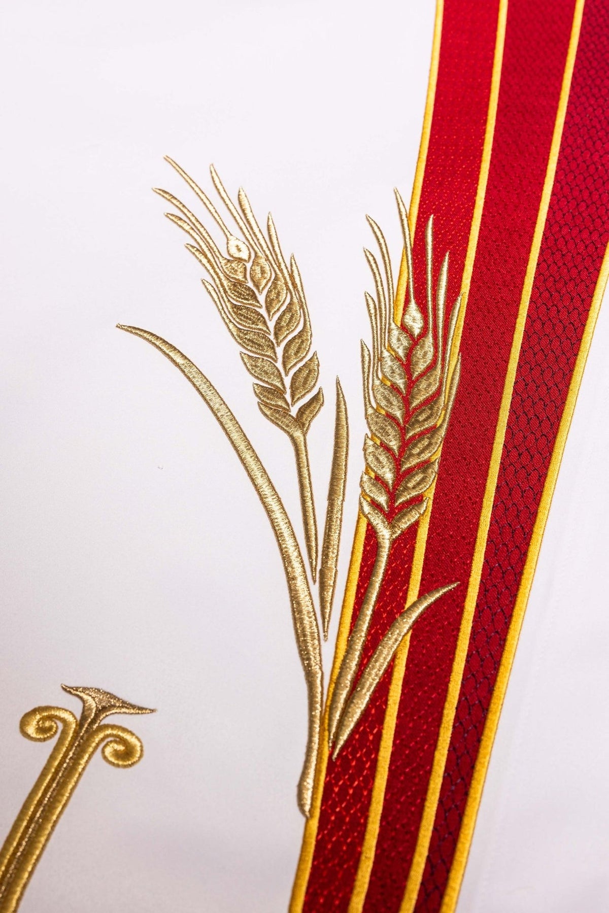 Toalha de altar com símbolo PAX, close-up do bordado dourado e das espigas de trigo