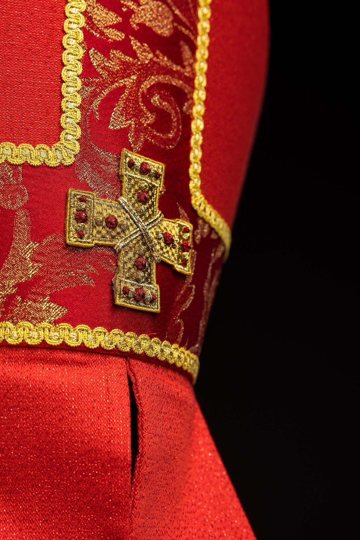 Mitra litúrgica vermelha, vista lateral com faixa jacquard e viés dourado