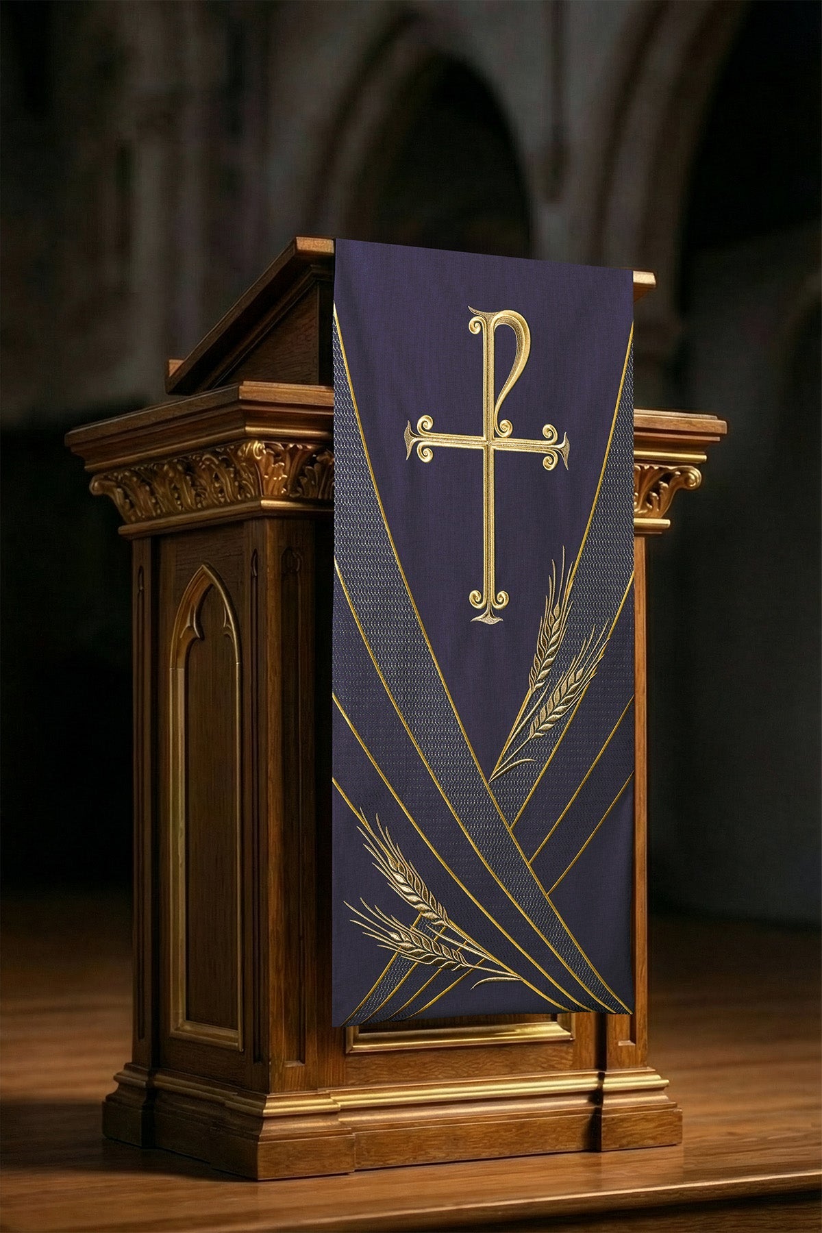 Pano de ambão roxo com bordado dourado de cruz monogramática com a letra Rho e duas espigas de trigo, sobre um ambão de madeira na igreja.