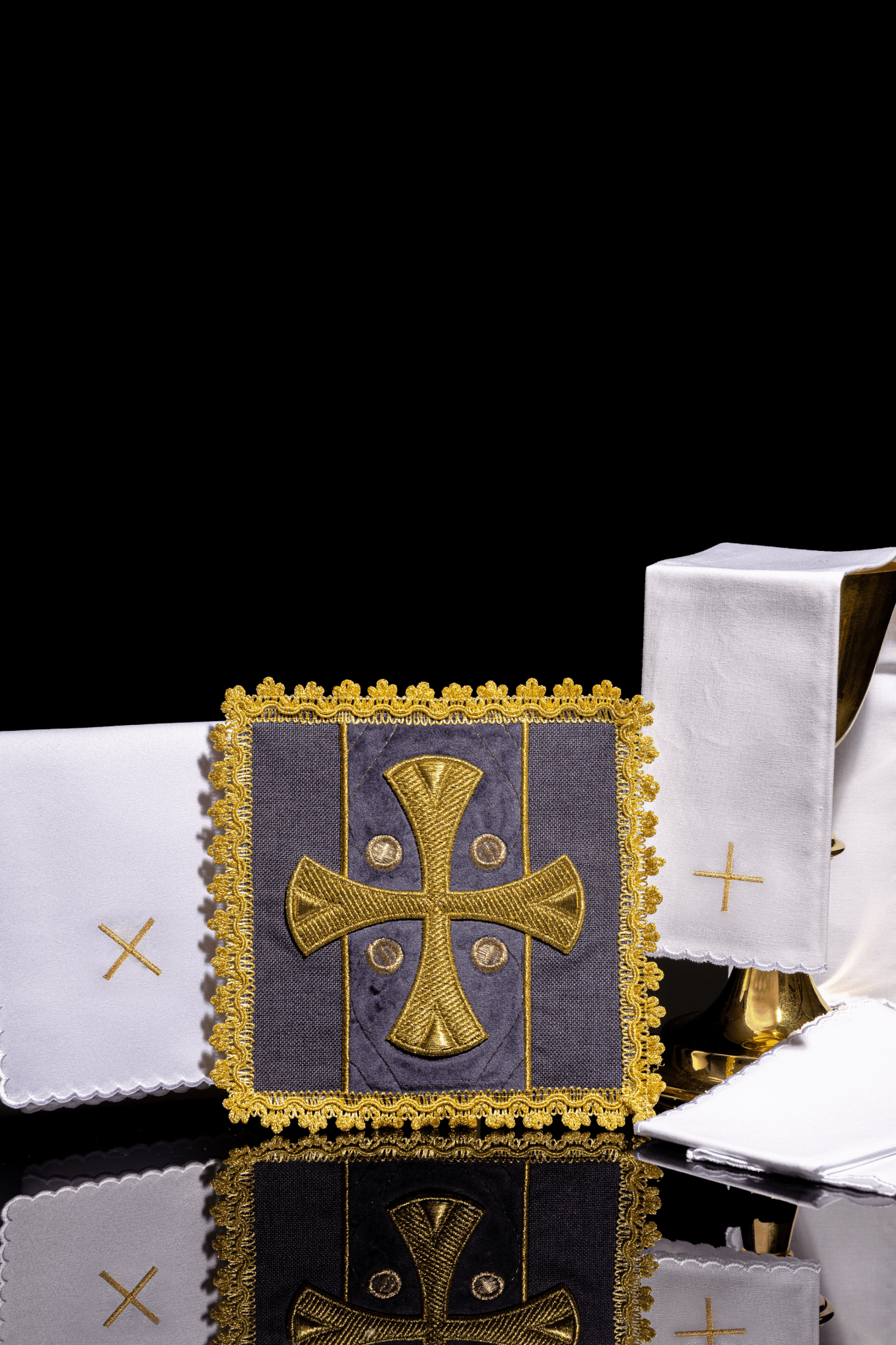 Conjunto de alfaias litúrgicas roxo com bordado de cruz dourada, para Quaresma.