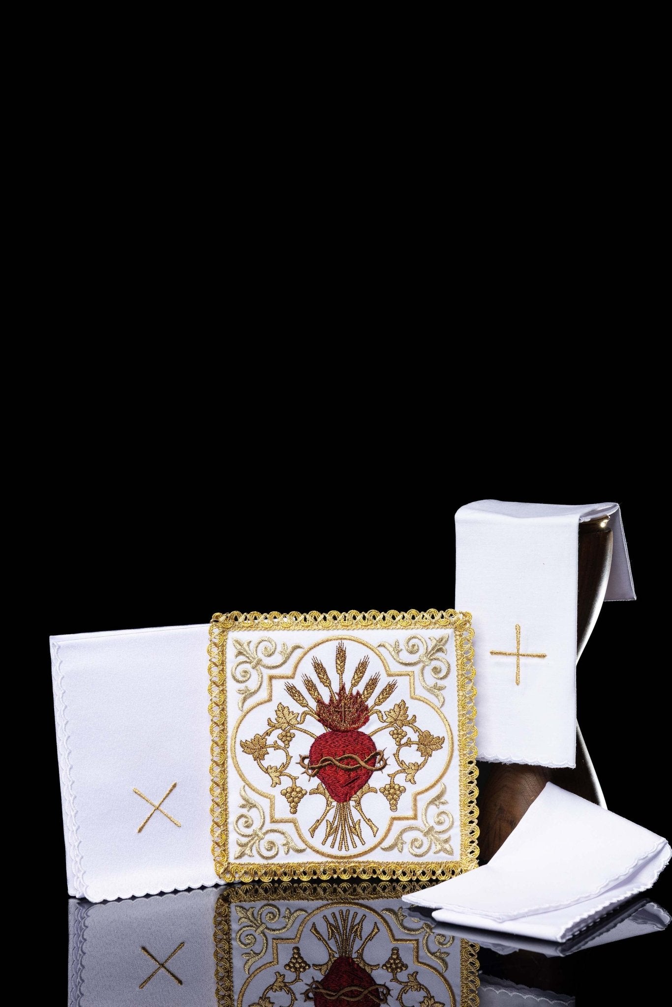 Conjunto de alfaias litúrgicas com bordado do Sagrado Coração de Jesus
