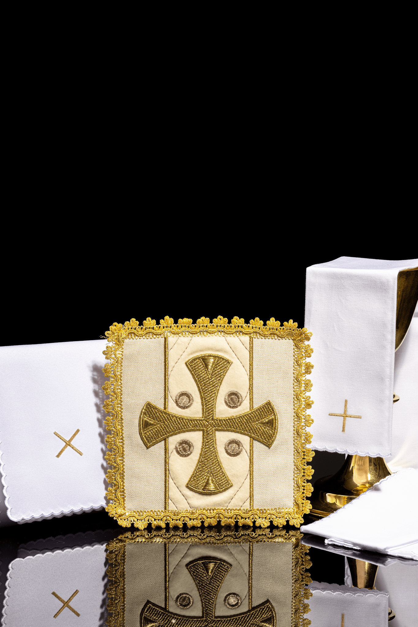 Conjunto de alfaias litúrgicas creme com bordado dourado