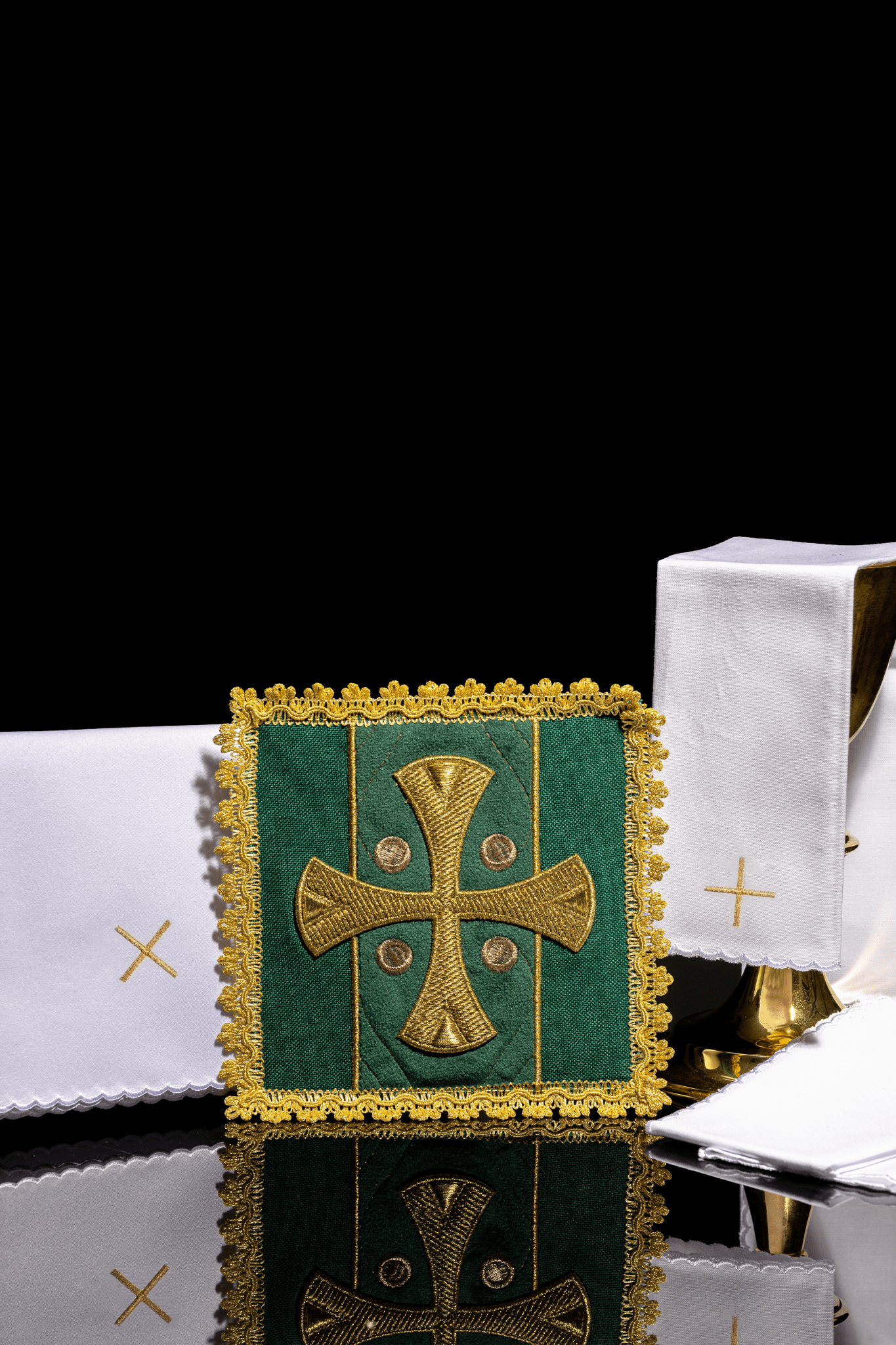 Conjunto de alfaias litúrgicas verde com pala de veludo bordada com cruz dourada.