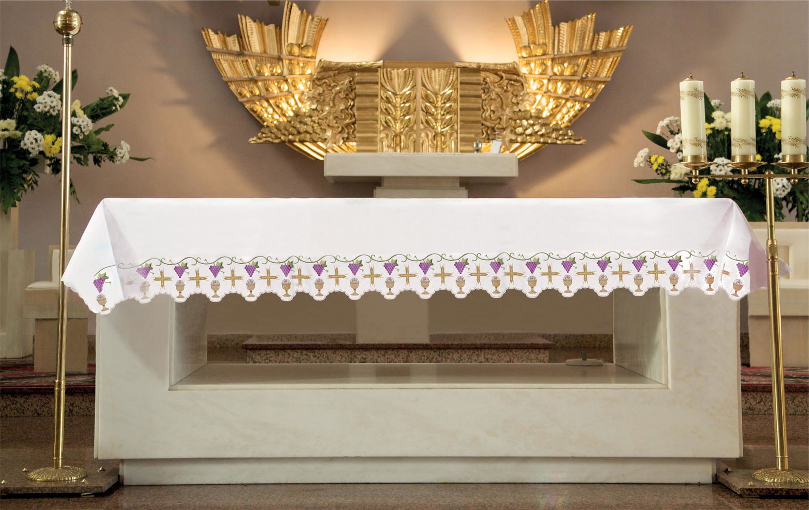 Toalha de altar com bordado frontal de cruzes e cálices