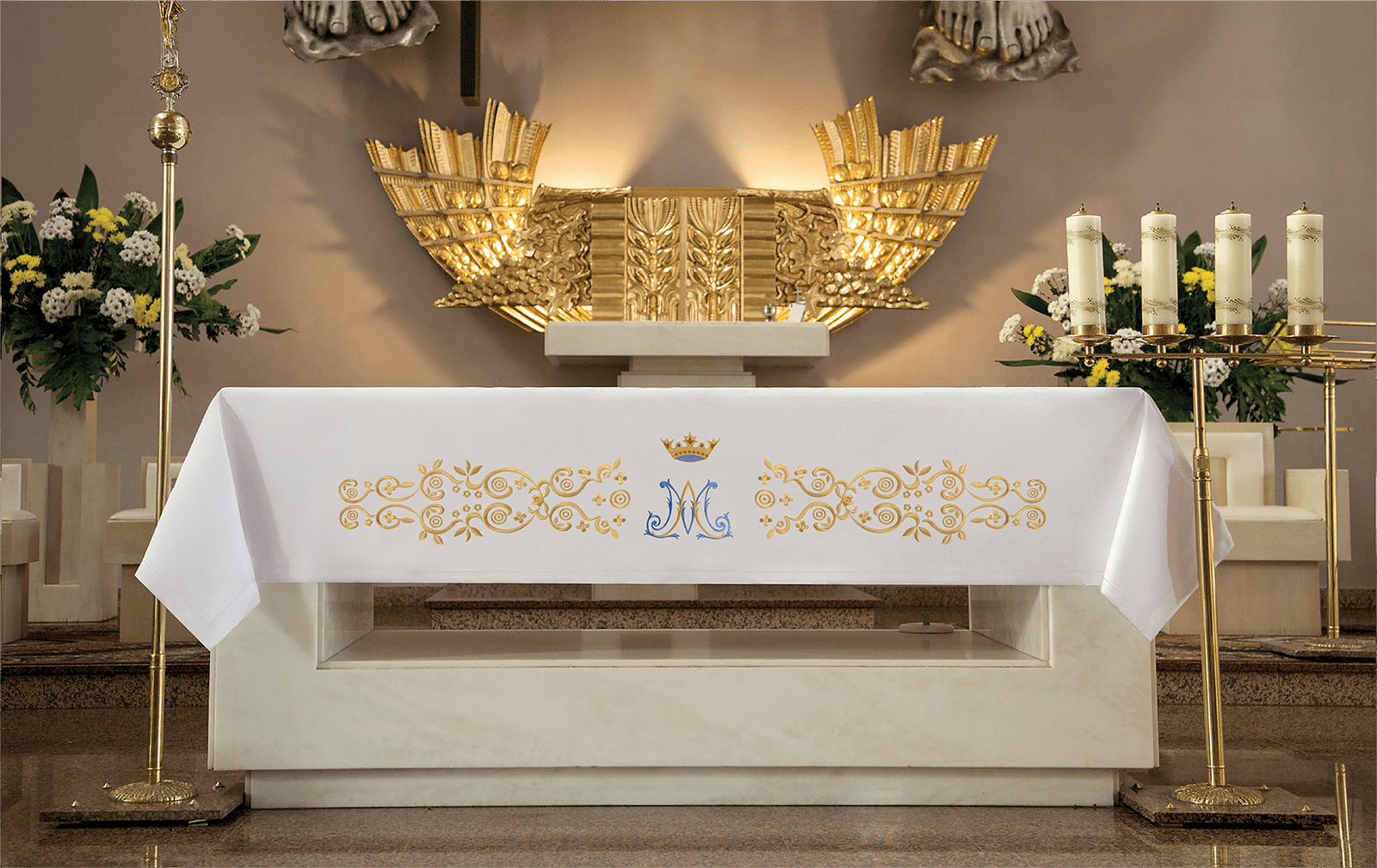 Toalha de altar com bordado frontal dourado e motivo mariano