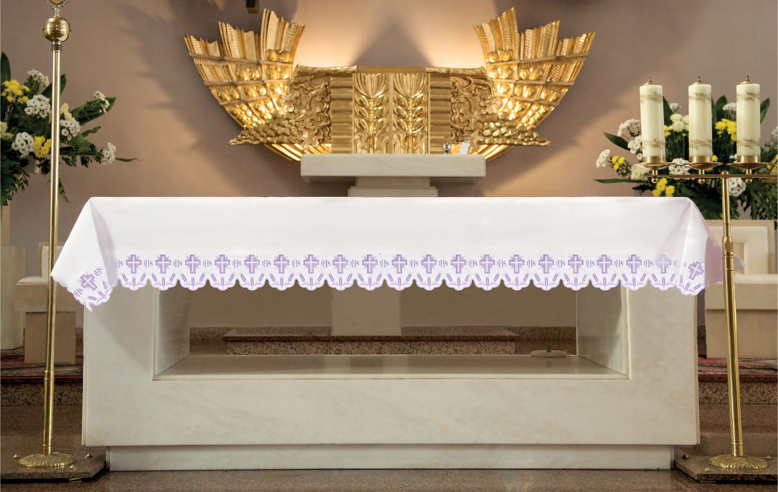 Toalha de altar com bordado de cruzes e acabamento roxo