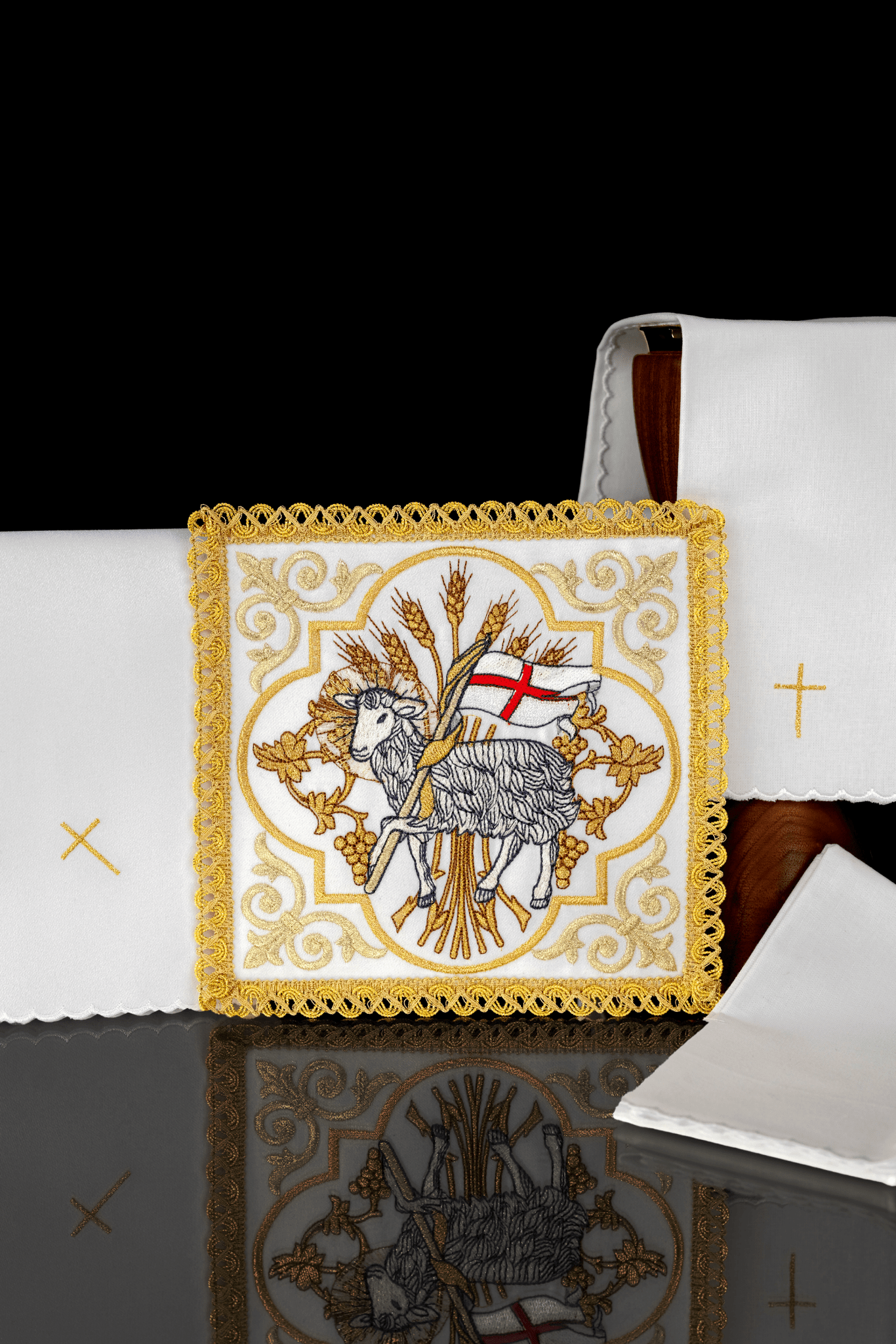 Conjunto de alfaias litúrgicas bordado para a Páscoa com Cordeiro de Deus