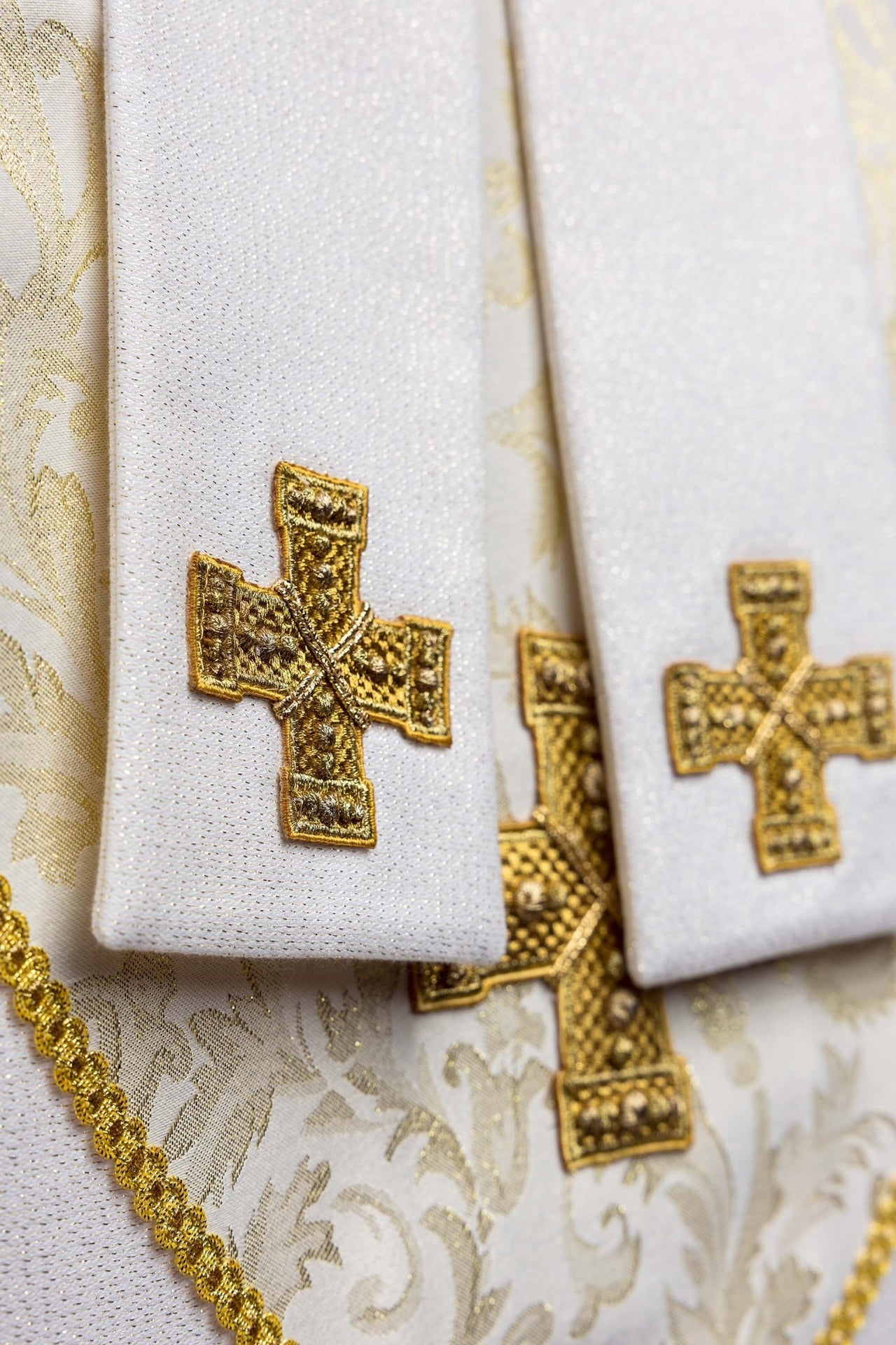 Mitra haftowana z krzyżem ozdobiona tkaniną żakardową ecru
