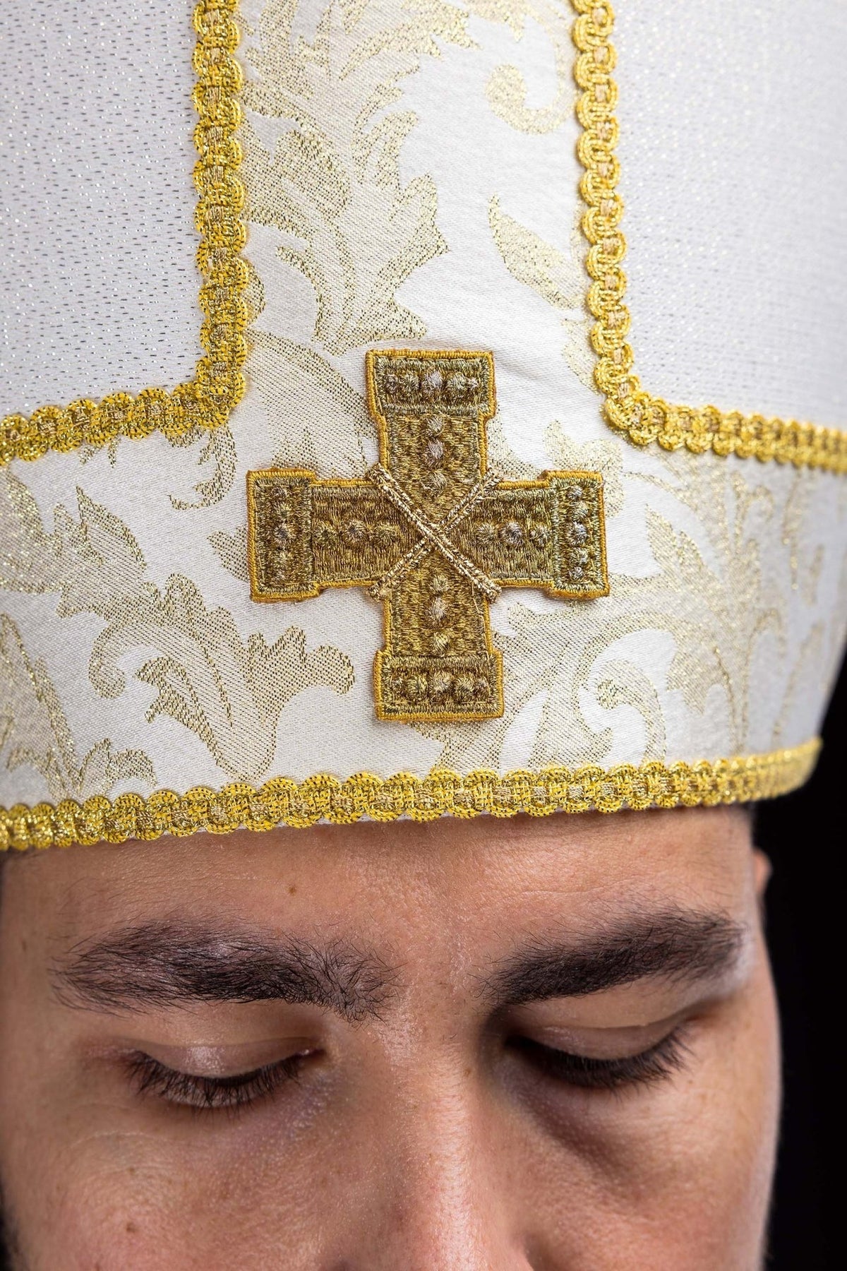 Mitra haftowana z krzyżem ozdobiona tkaniną żakardową ecru