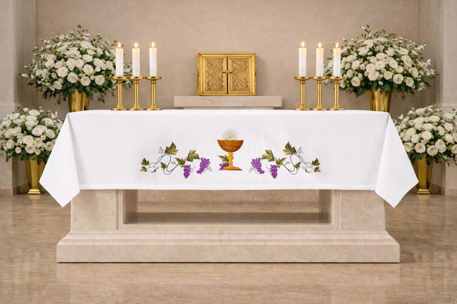 Toalha de altar com bordado frontal de Cálice IHS e uvas, confeccionada em tecido antimanchas.