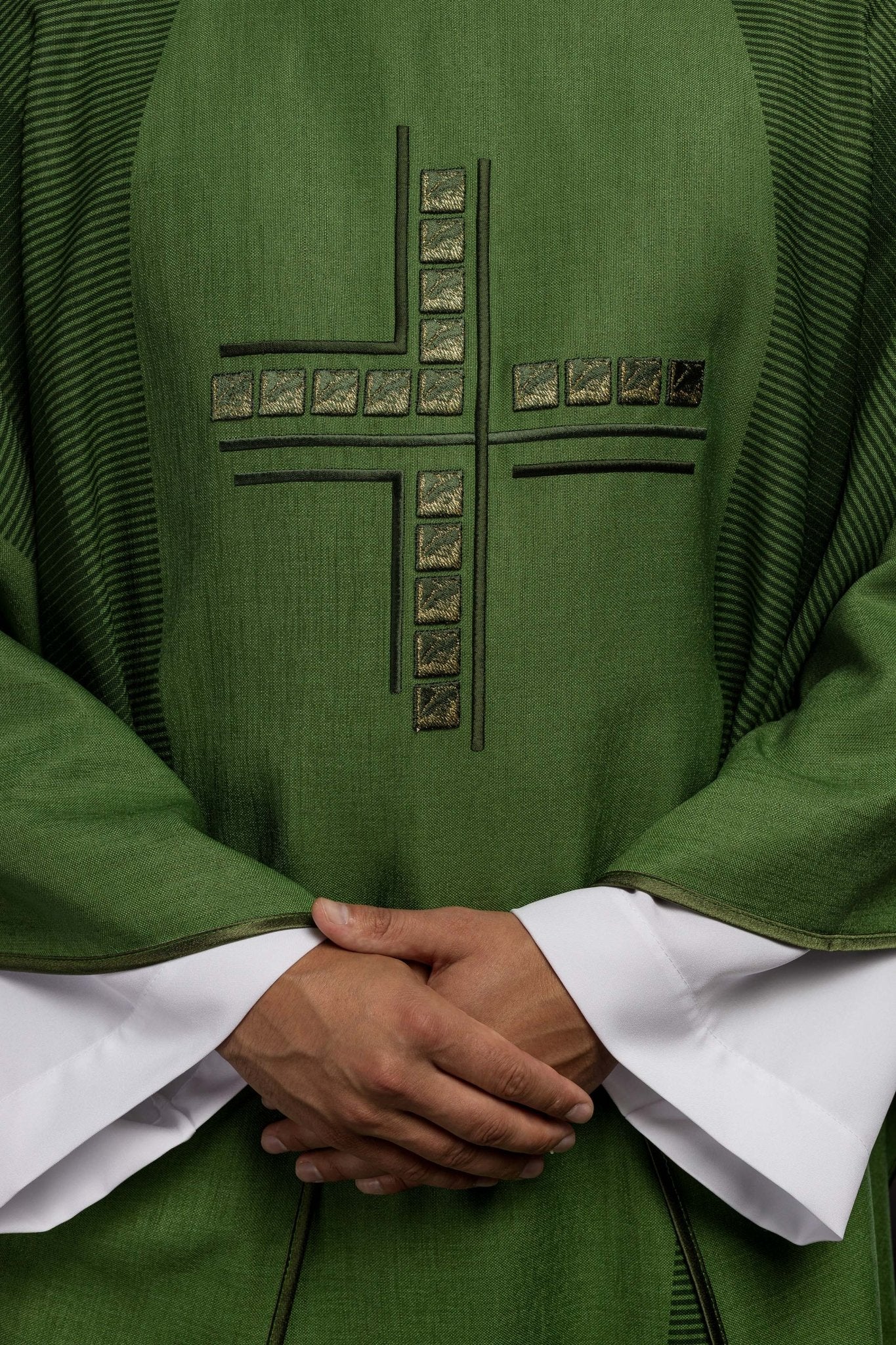 Casula verde litúrgica com cruz