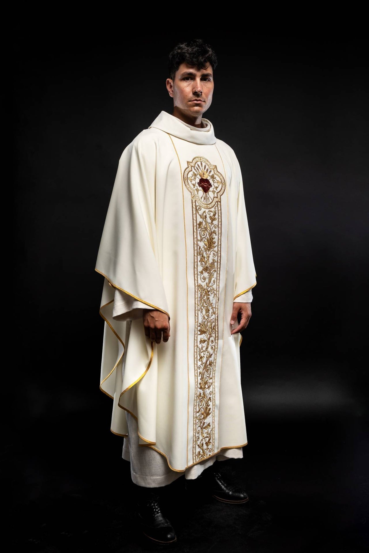 Casula ricamente bordada com o símbolo do Sagrado Coração de Jesus e PAX - Creme