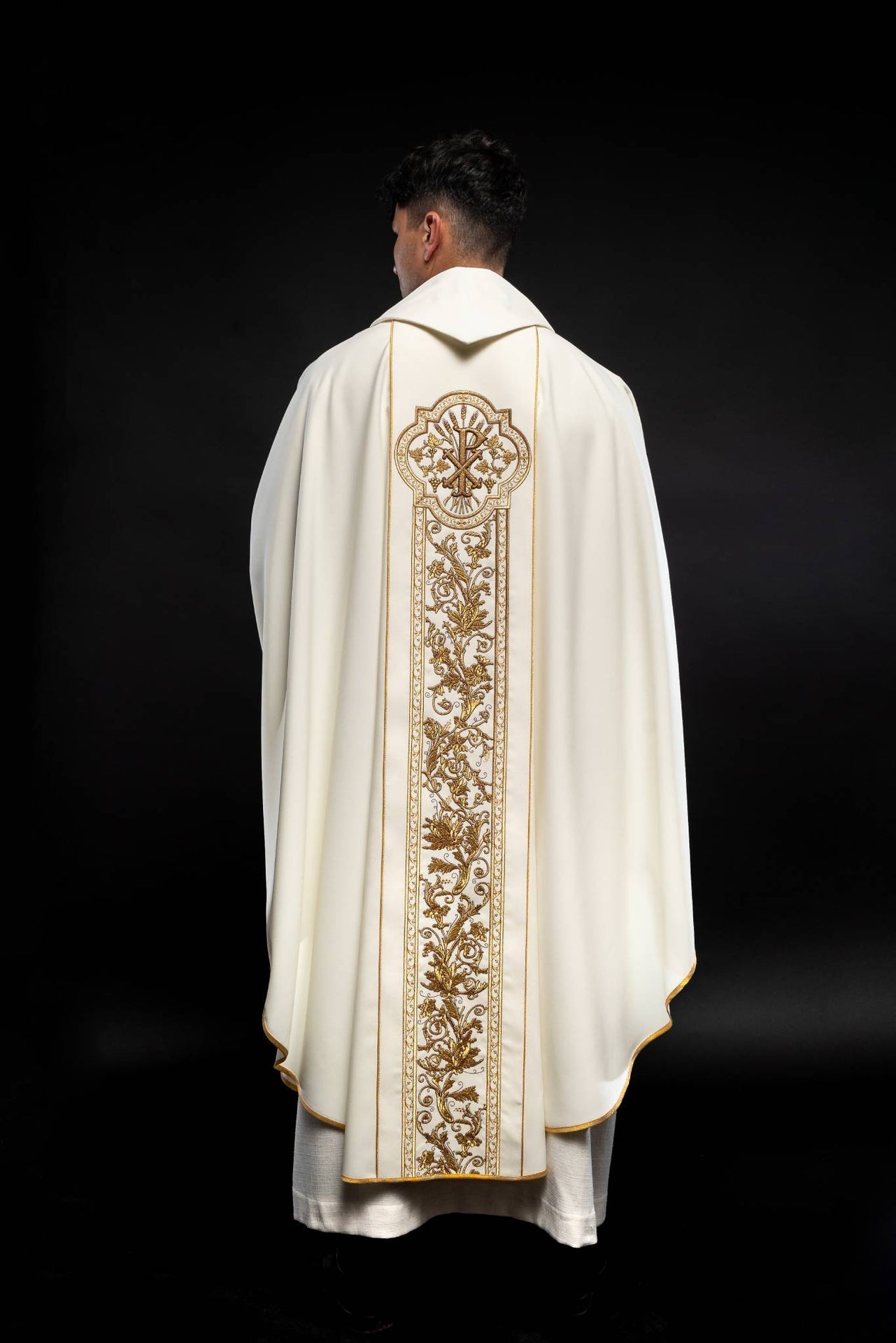 Casula ricamente bordada com o símbolo do Sagrado Coração de Jesus e PAX - Creme