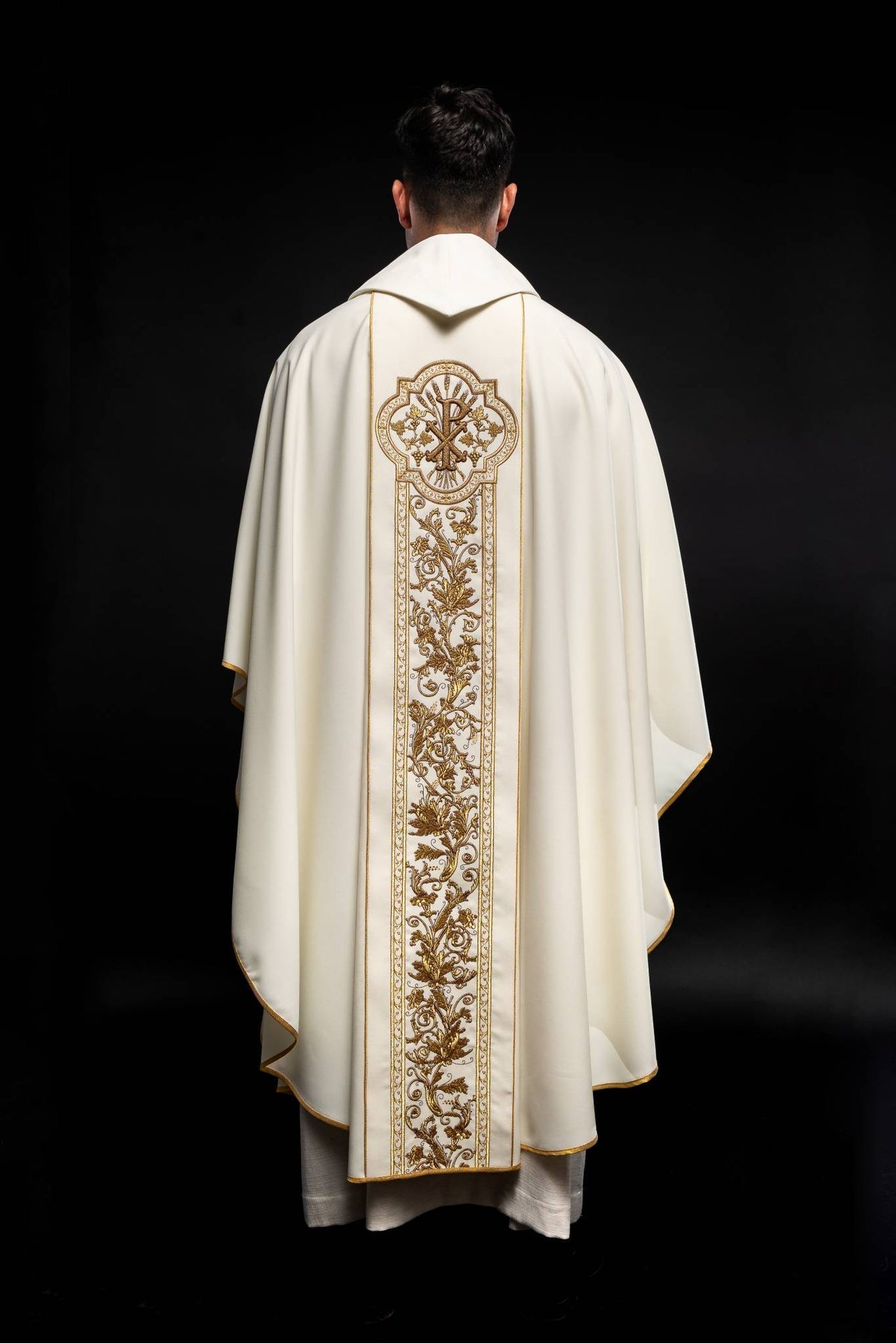 Casula ricamente bordada com o símbolo do Sagrado Coração de Jesus e PAX - Creme