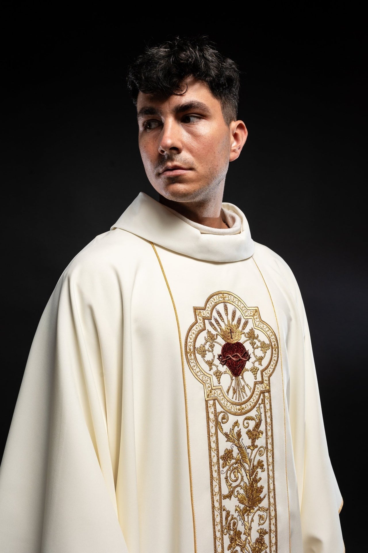 Casula ricamente bordada com o símbolo do Sagrado Coração de Jesus e PAX - Creme