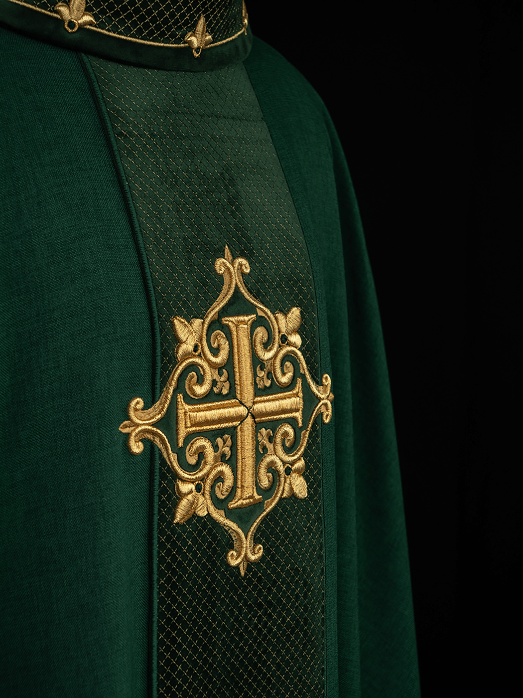 Casula bordada em veludo com símbolo da cruz verde - chasubles.com.br