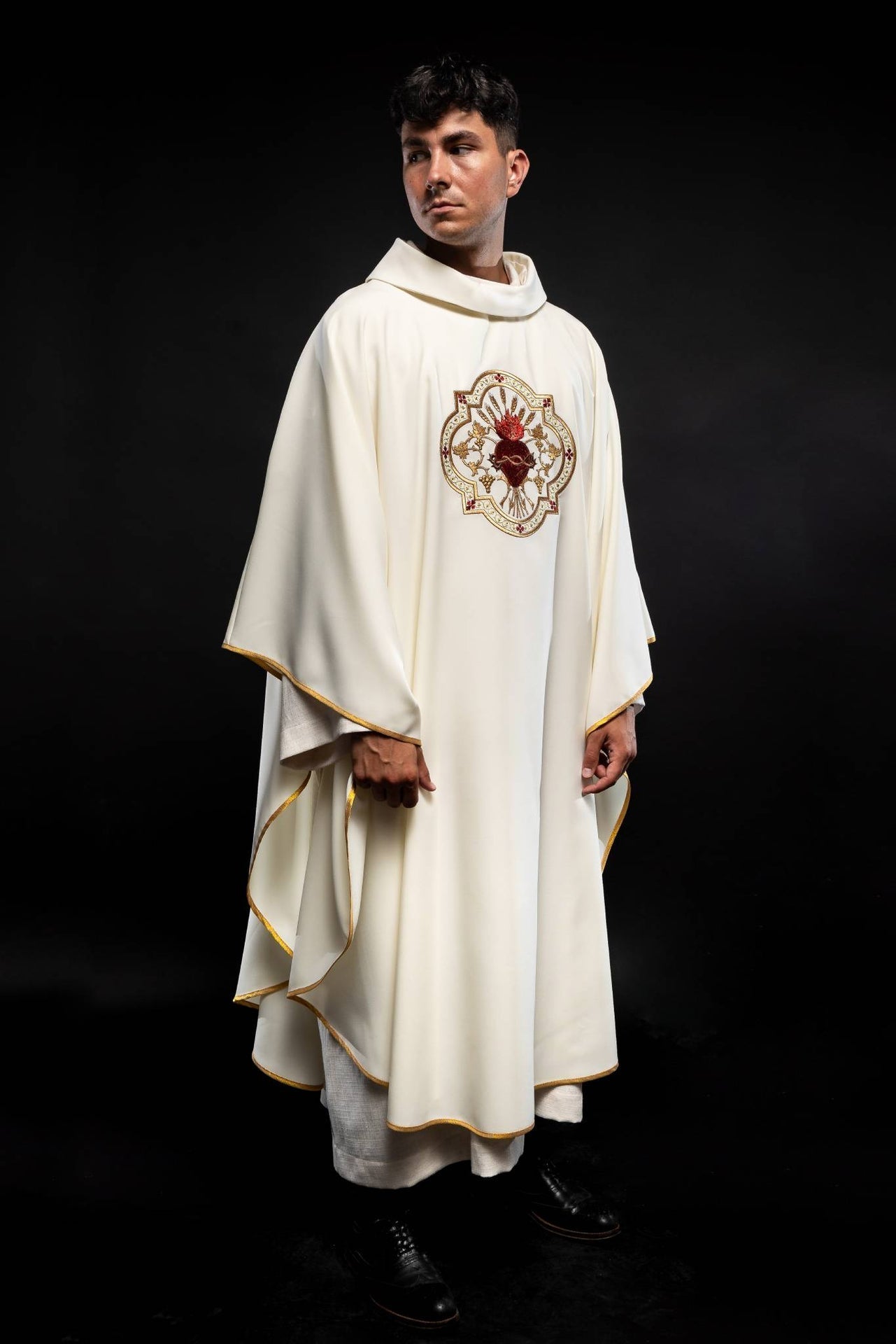 Casula bordada com motivo do Sagrado Coração de Jesus e Cálice Eucarístico