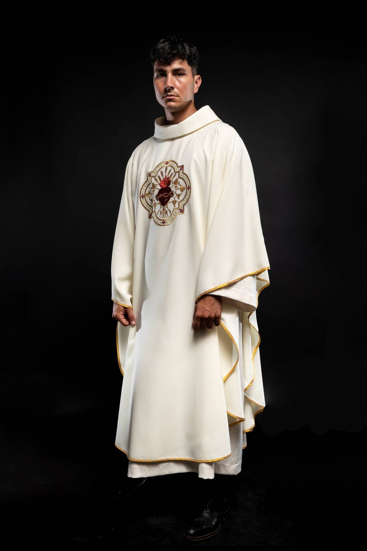 Casula bordada com motivo do Sagrado Coração de Jesus e Cálice Eucarístico
