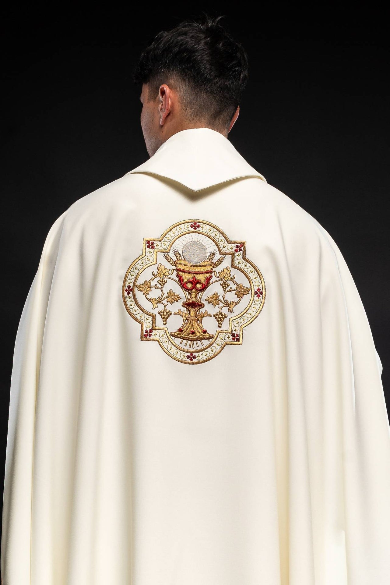 Casula bordada com motivo do Sagrado Coração de Jesus e Cálice Eucarístico
