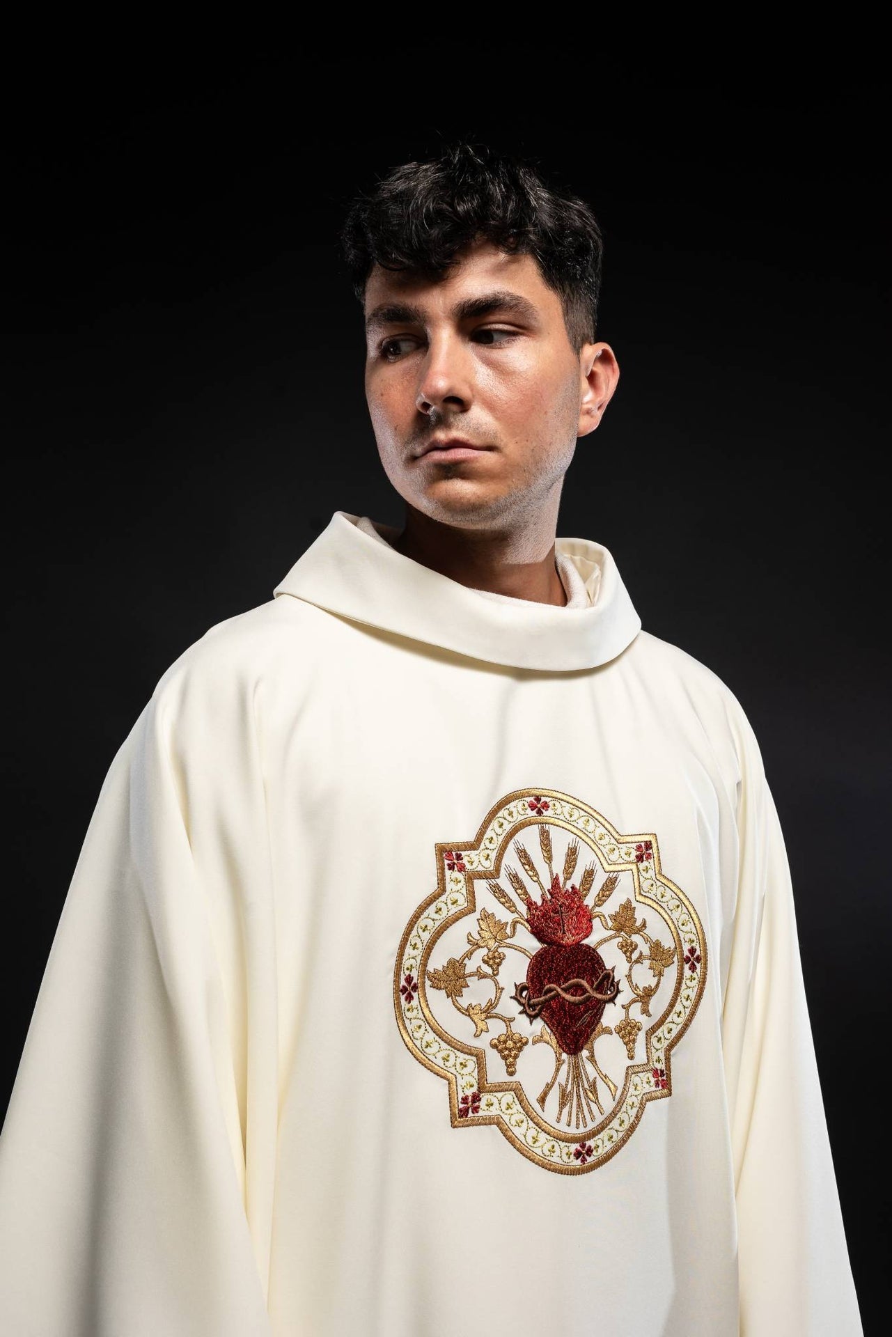 Casula bordada com motivo do Sagrado Coração de Jesus e Cálice Eucarístico