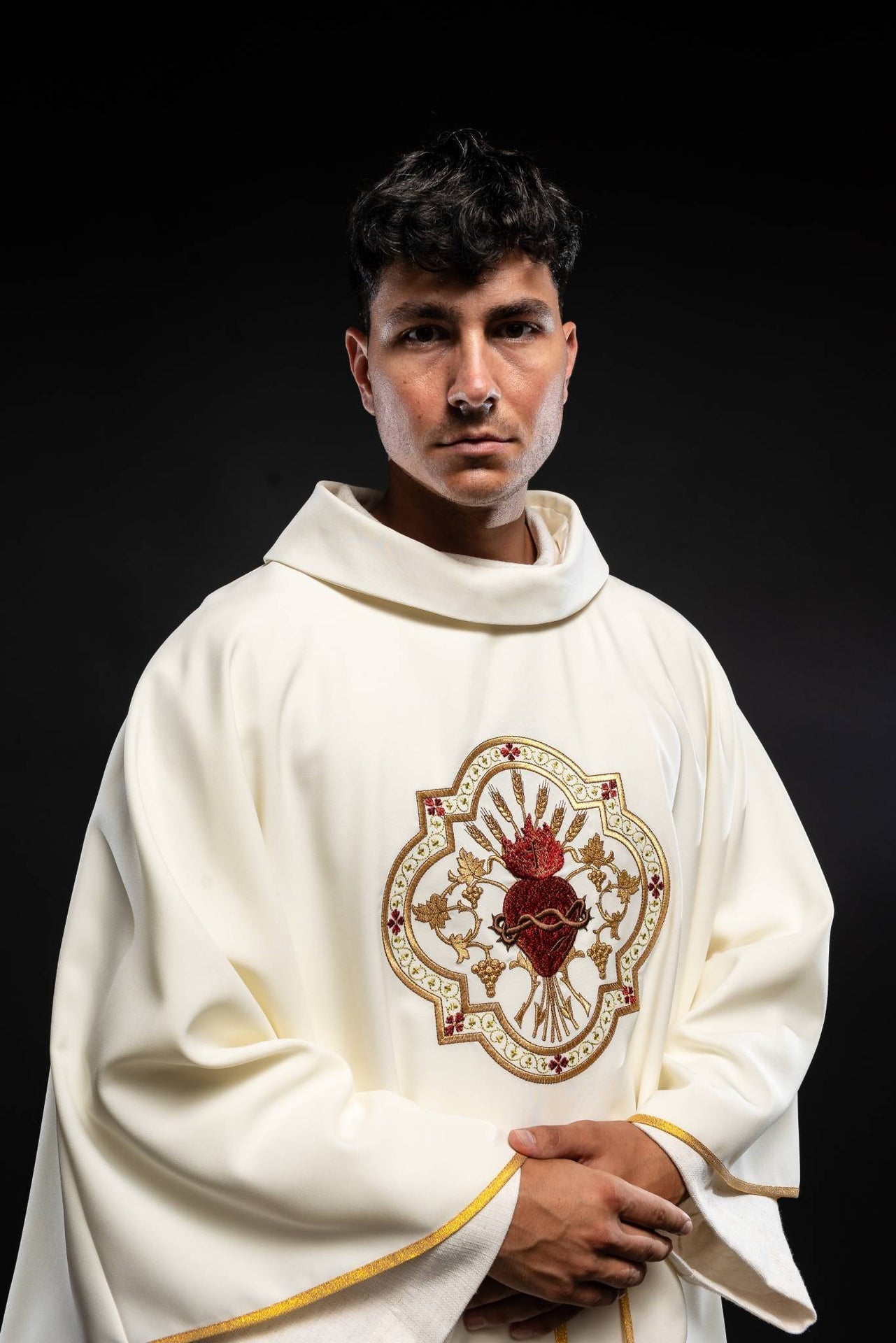 Casula bordada com motivo do Sagrado Coração de Jesus e Cálice Eucarístico