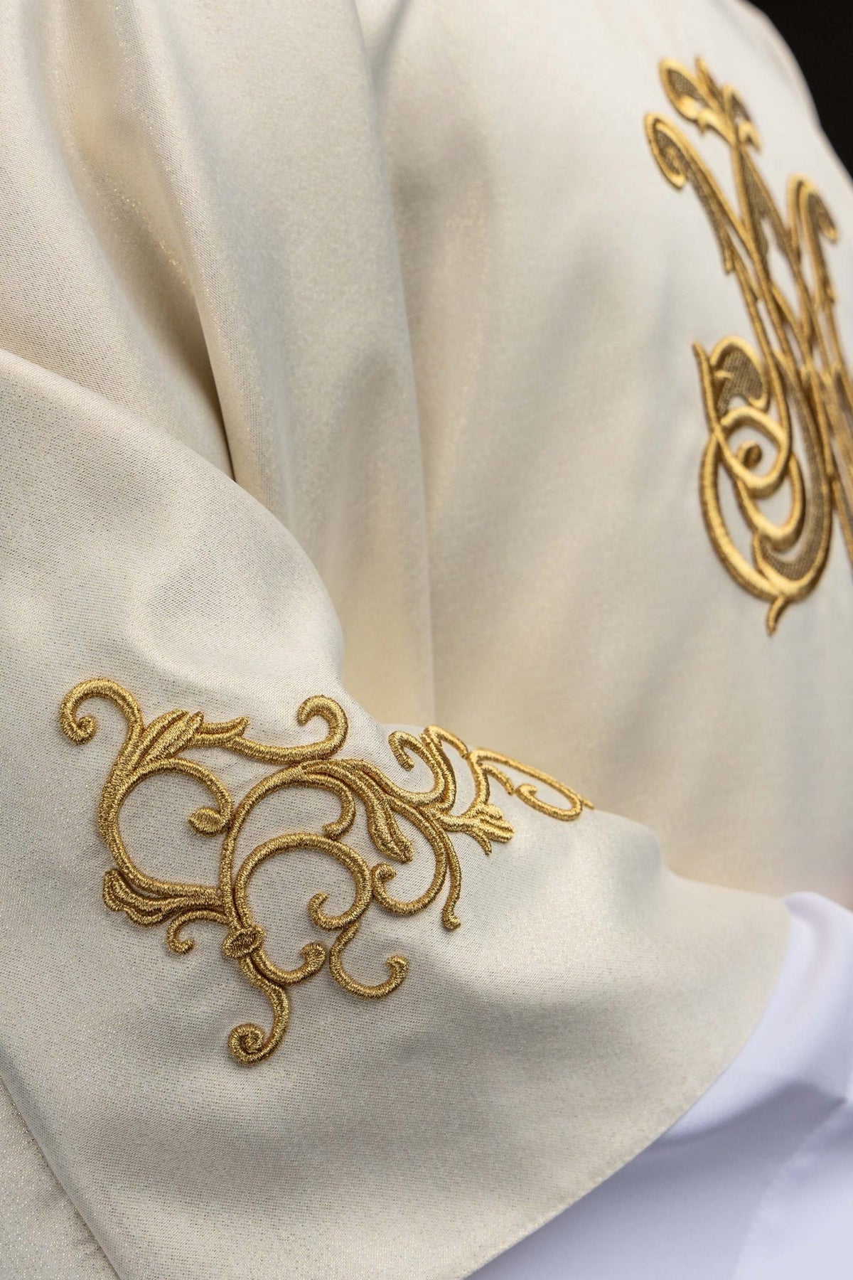 Ornat liturgiczny z haftowanym symbolem Maryjnym