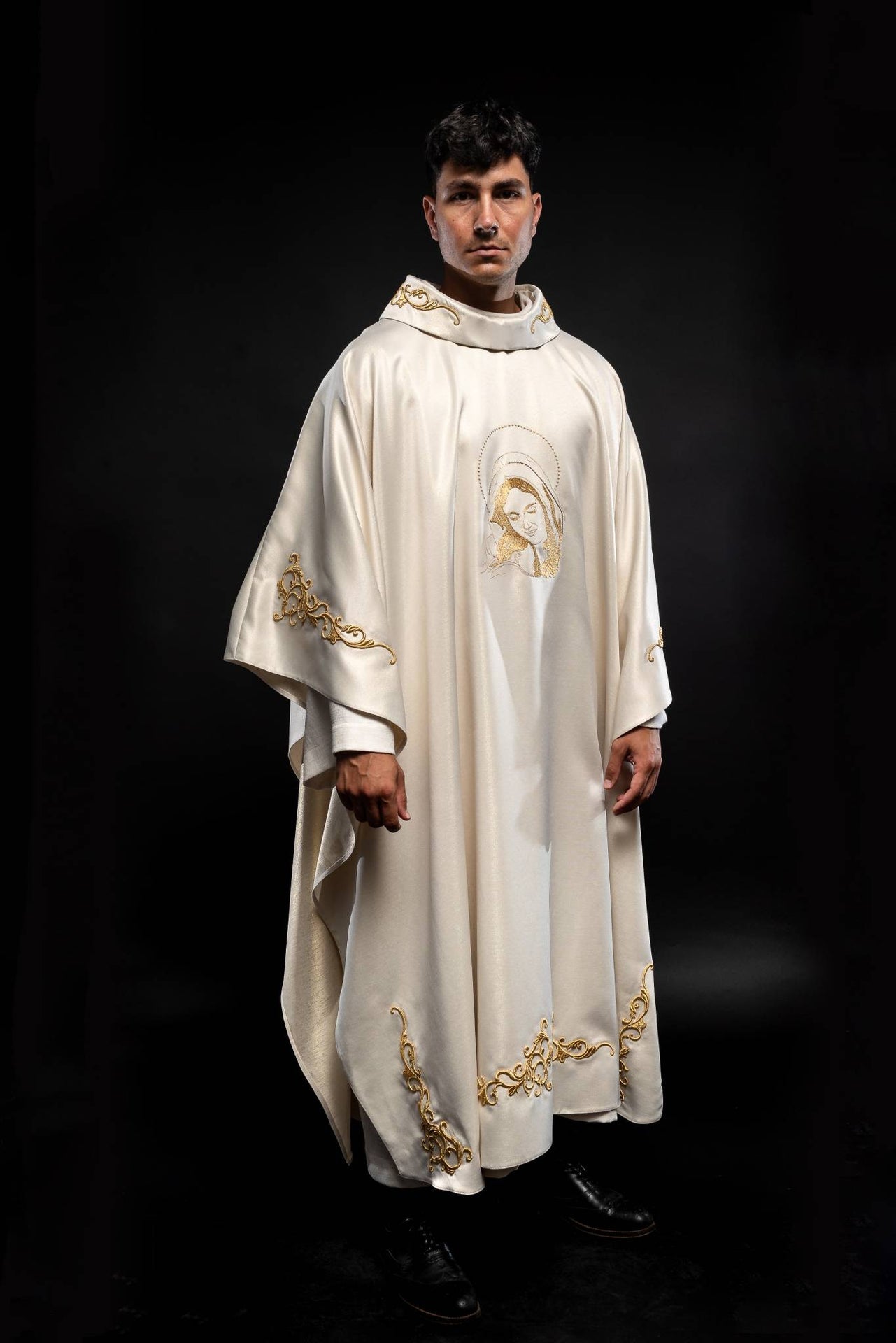 Casula litúrgica creme com imagem de Nossa Senhora Aconchegando o Menino Jesus