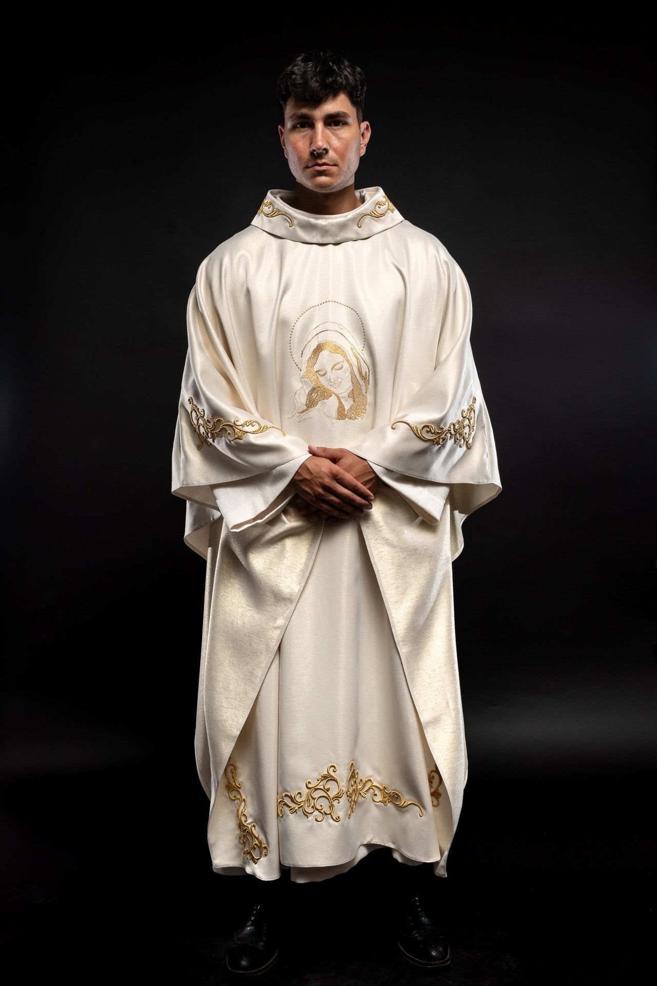 Casula litúrgica creme com imagem de Nossa Senhora Aconchegando o Menino Jesus